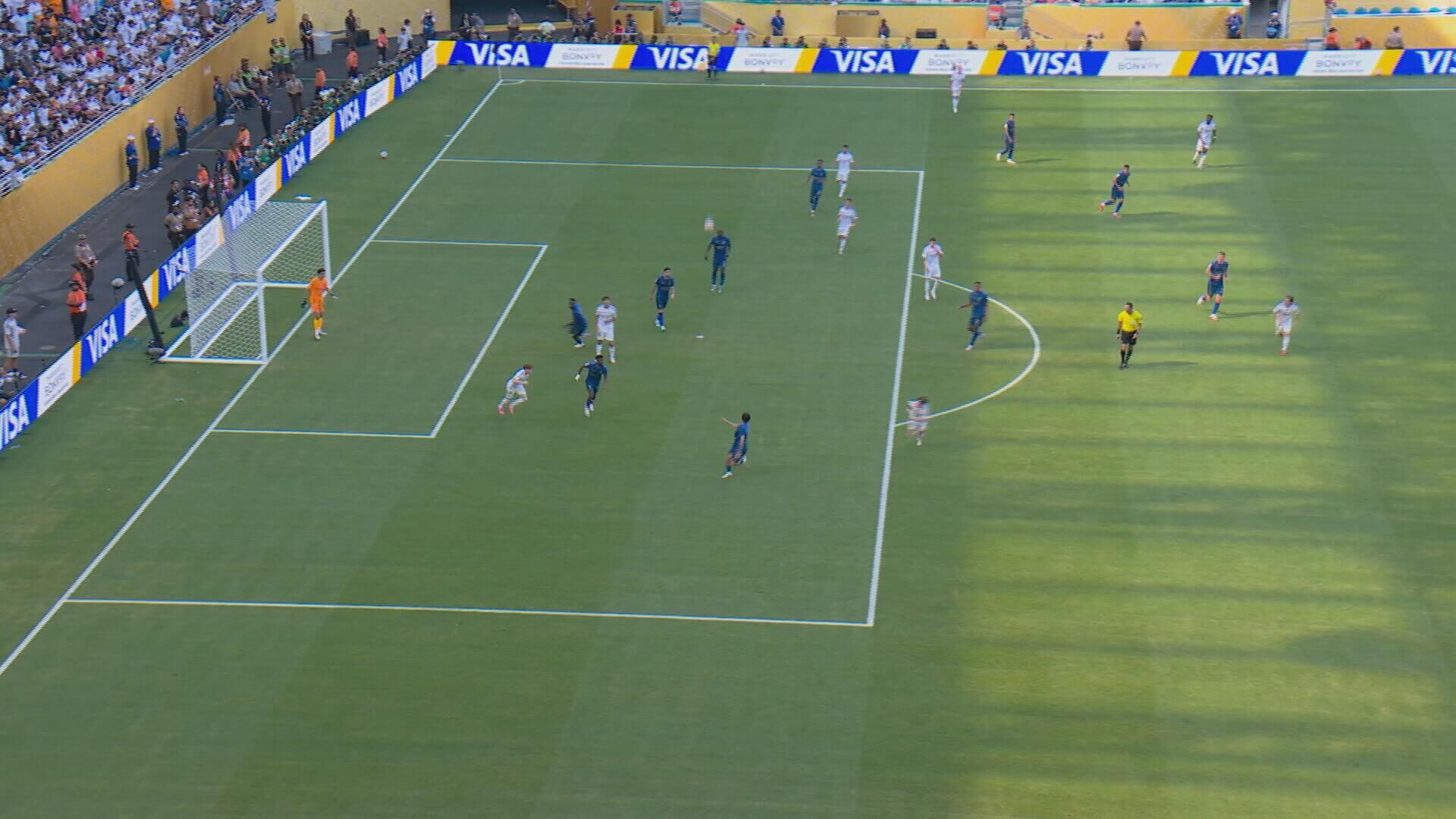 Al-Qahtani mirando a Fran García antes de hacer el penalti (Fuente: Telecinco)