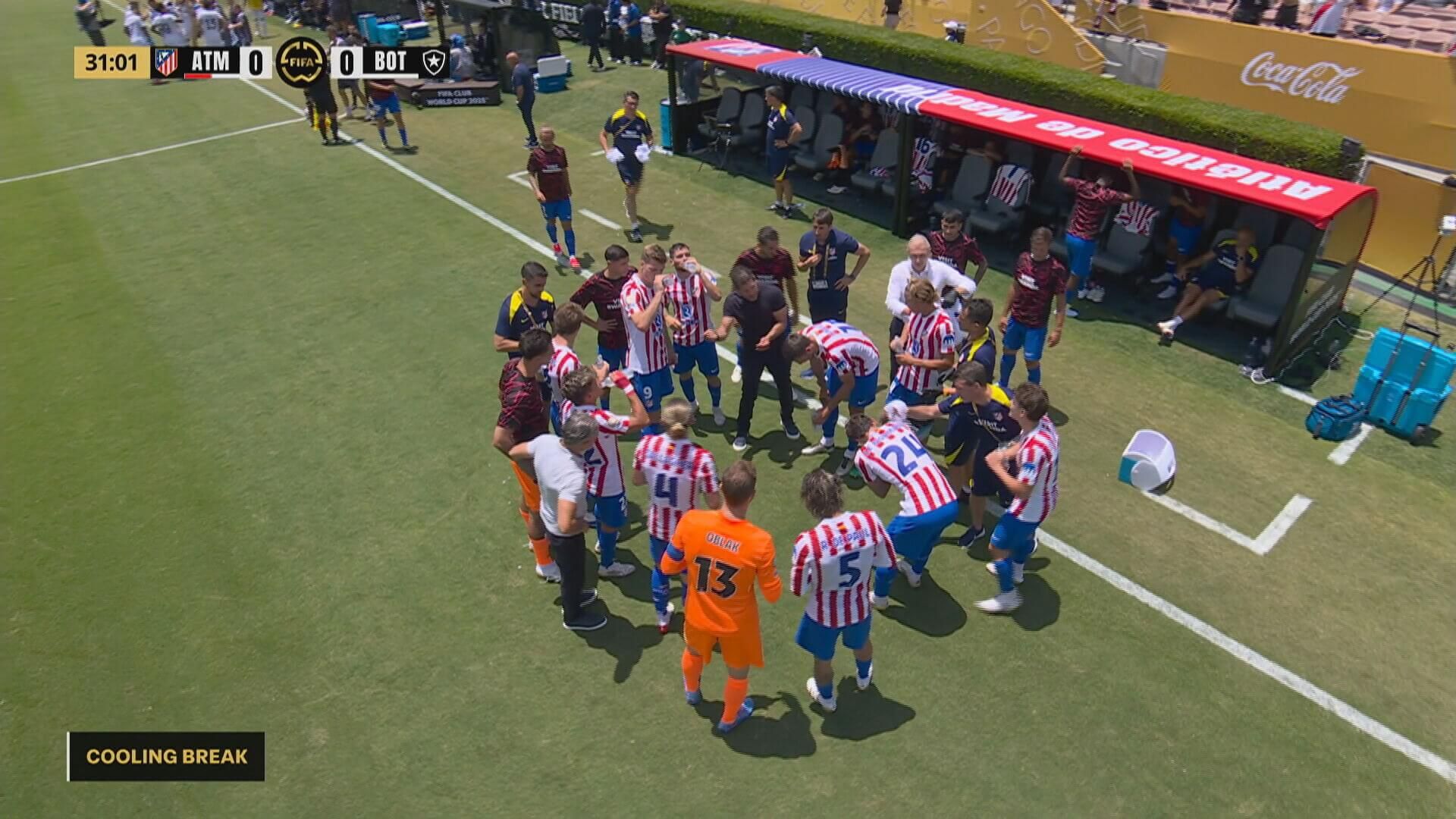 Los jugadores del Atleti en la pausa de hidratación