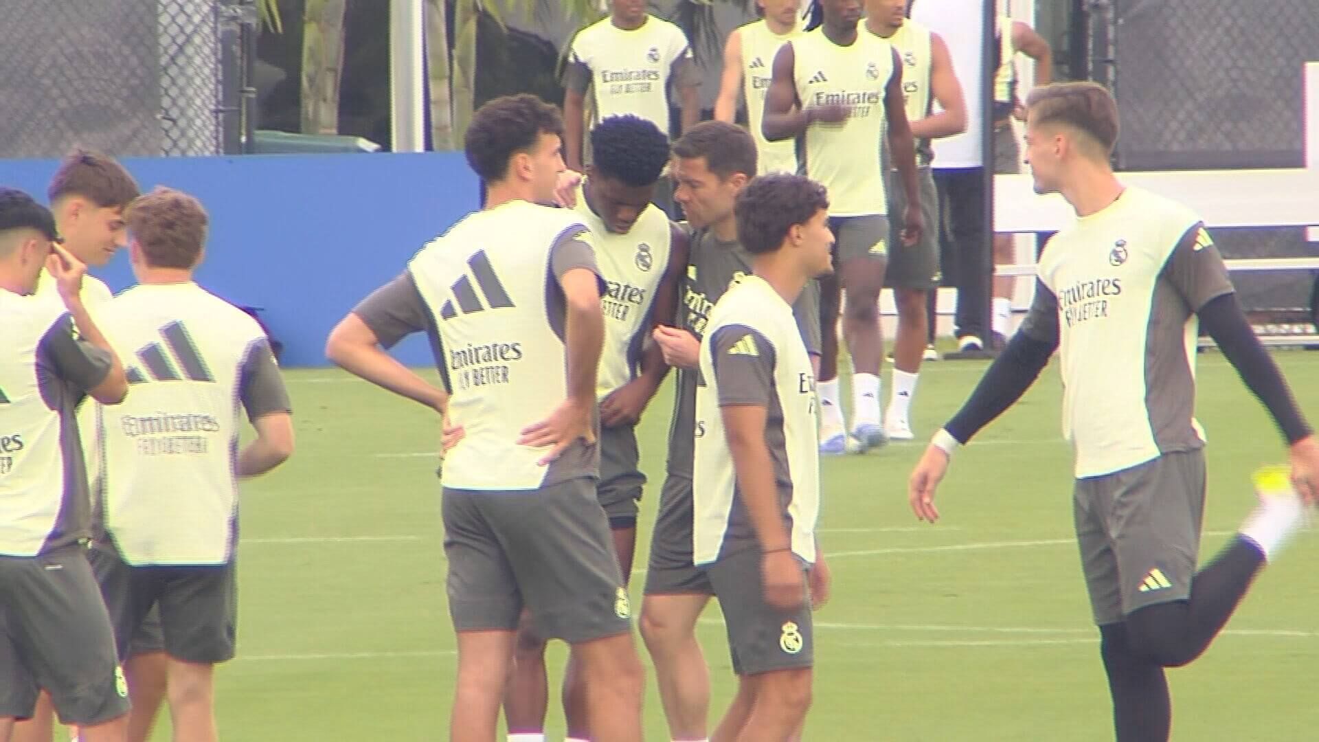 Xabi Alonso habla con Tchouámeni