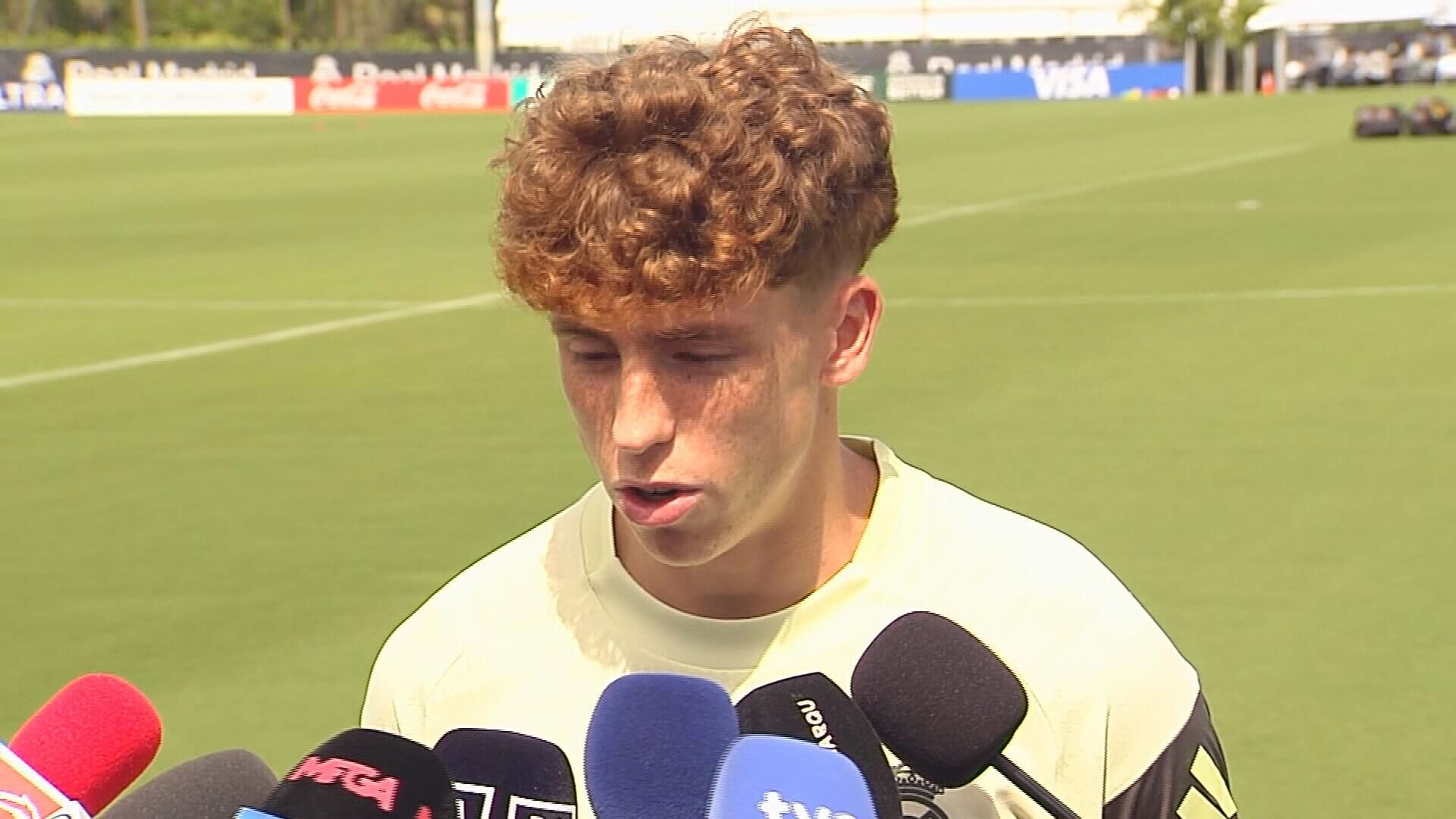  Víctor Muñoz atiende a los medios