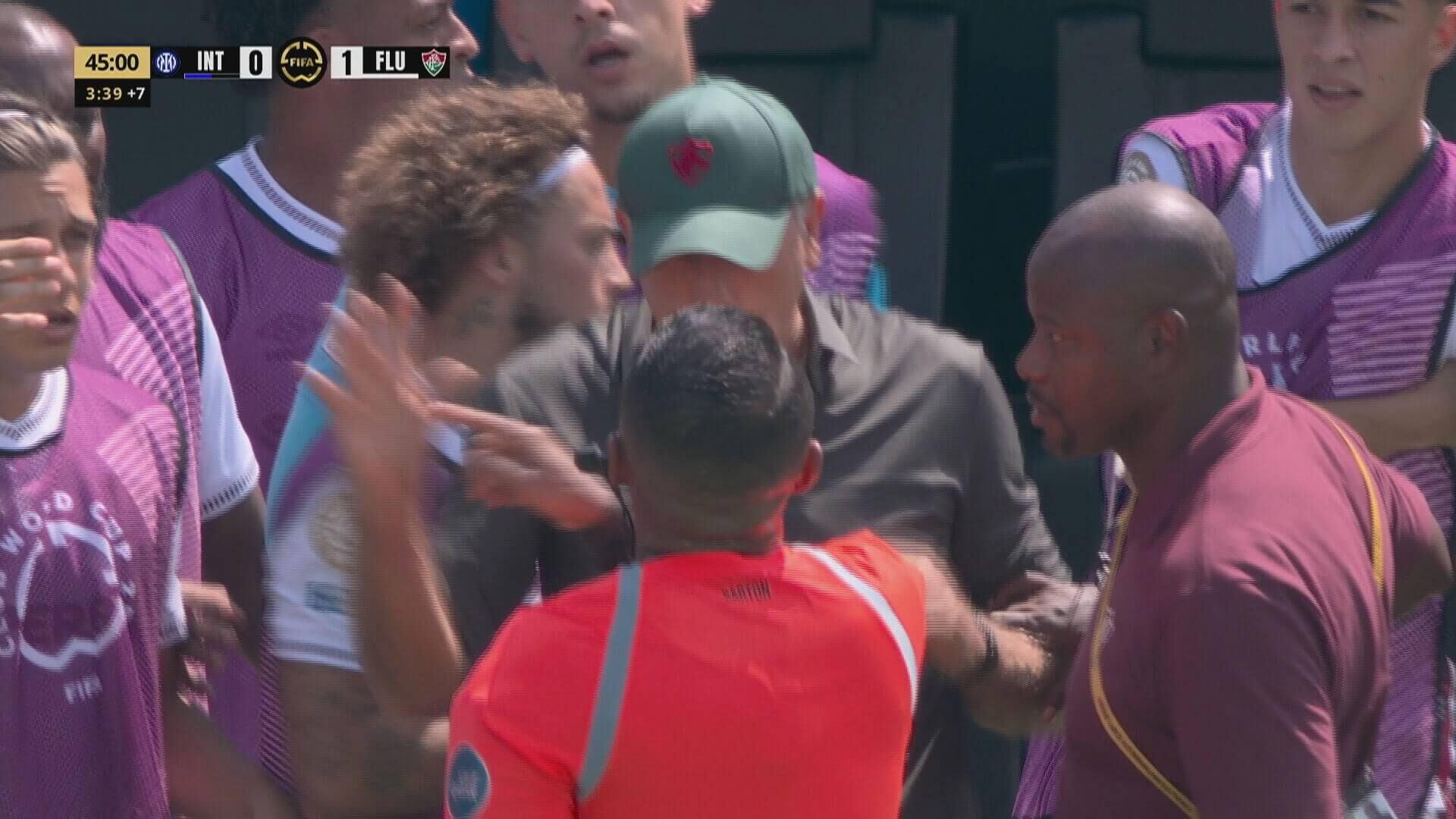 Renato Gaucho habla con el colegiado