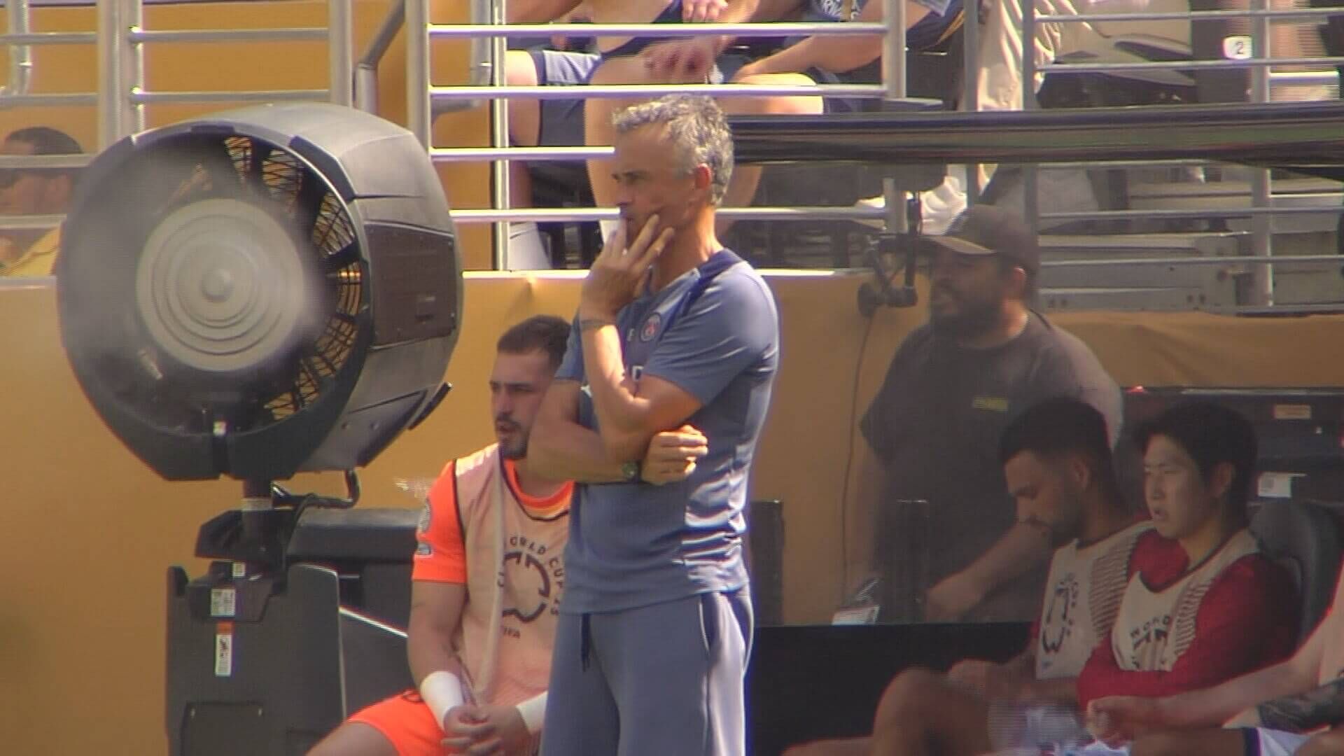  Luis Enrique observa desde el banquillo