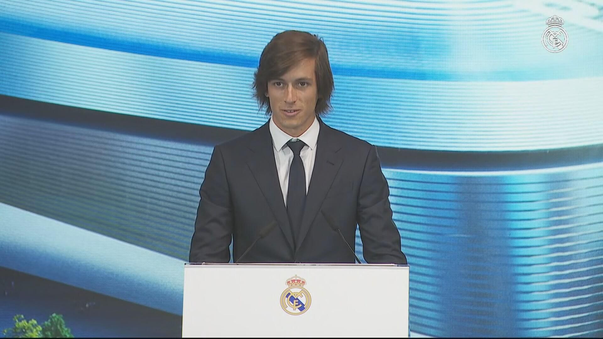 Álvaro Carreras en su presentación con el Real Madrid (ElDesmarque)