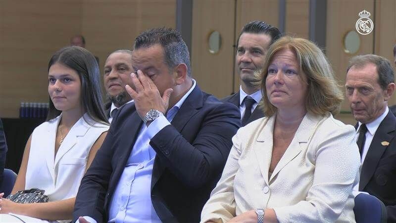 La emoción de los padres de Álvaro Carreras en su presentación (Real Madrid)