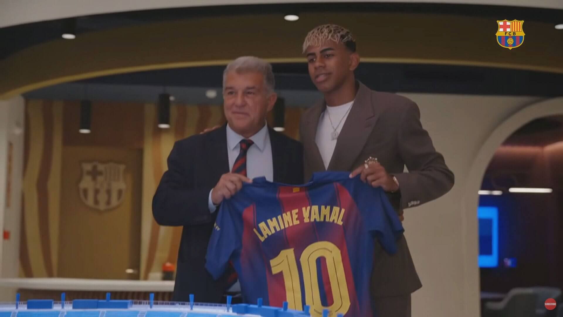 Lamine Yamal posa con el '10' (Barça TV)