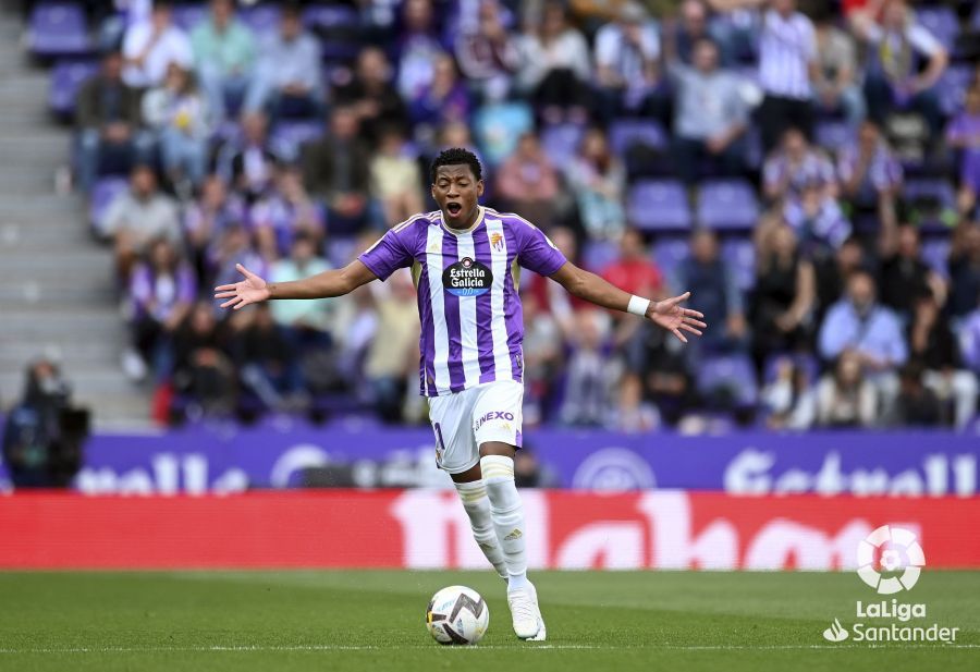 Gonzalo Plata abre los brazos tras protestar una acción (Foto: LaLiga).
