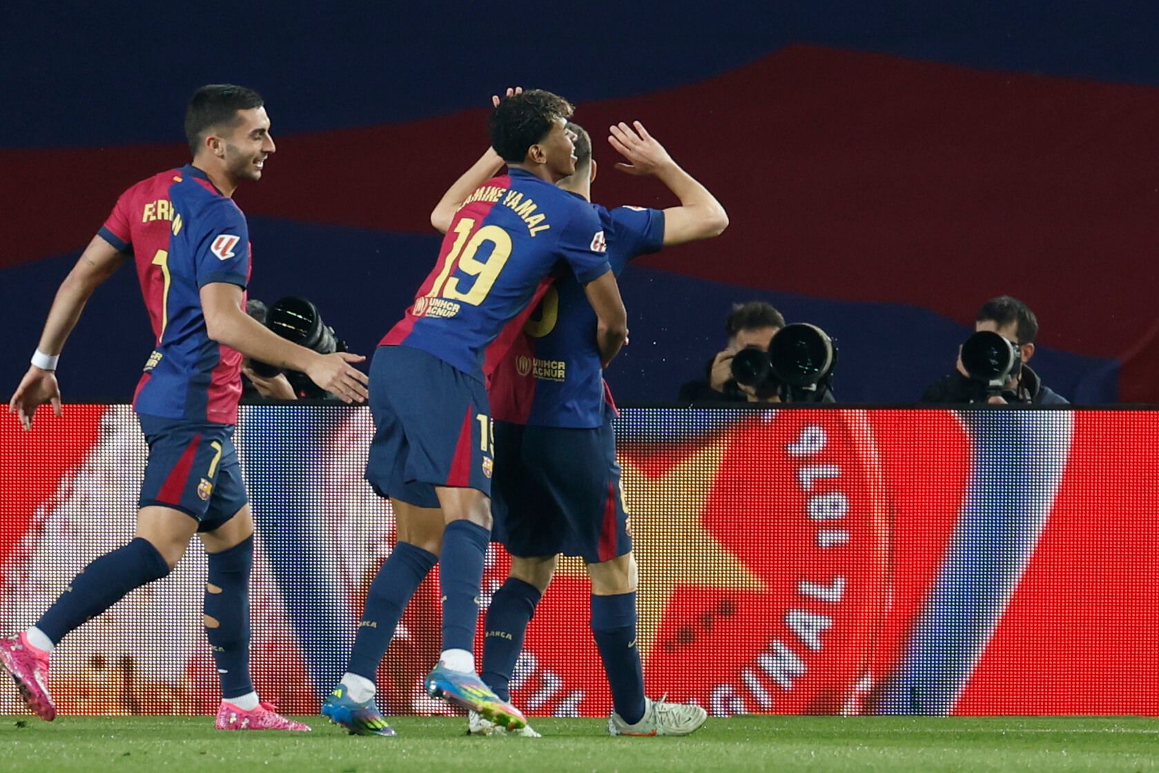 Gavi y Lamine Yamal celebran el gol ante el Real Betis