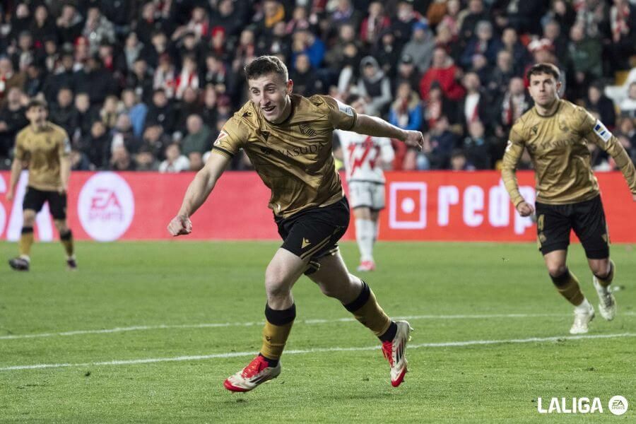 Arkaitz Mariezkurrena celebra su gol en Vallecas.