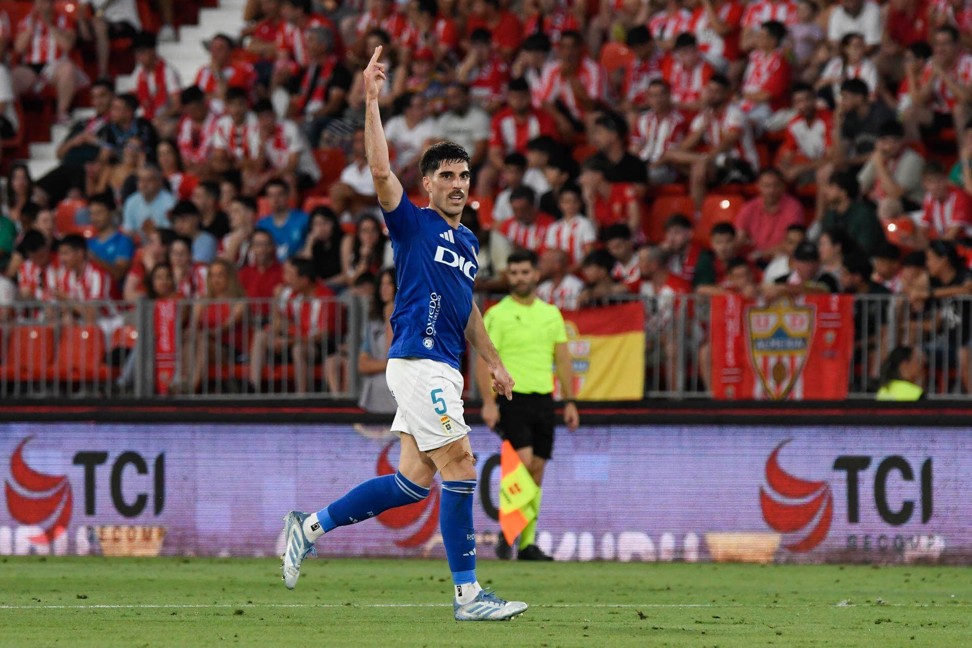  Nacho Vidal celebra uno de sus goles en el Almería-Real Oviedo (FOTO: EFE).