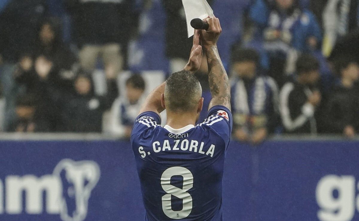  Santi Cazorla coge un micrófono y se dirige a la afición del Real Oviedo en el Carlos Tartiere.