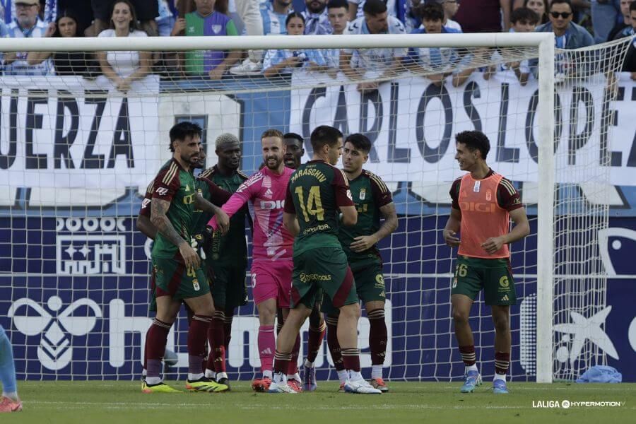  Escandell celebra con sus compañeros una acción en La Rosaleda.