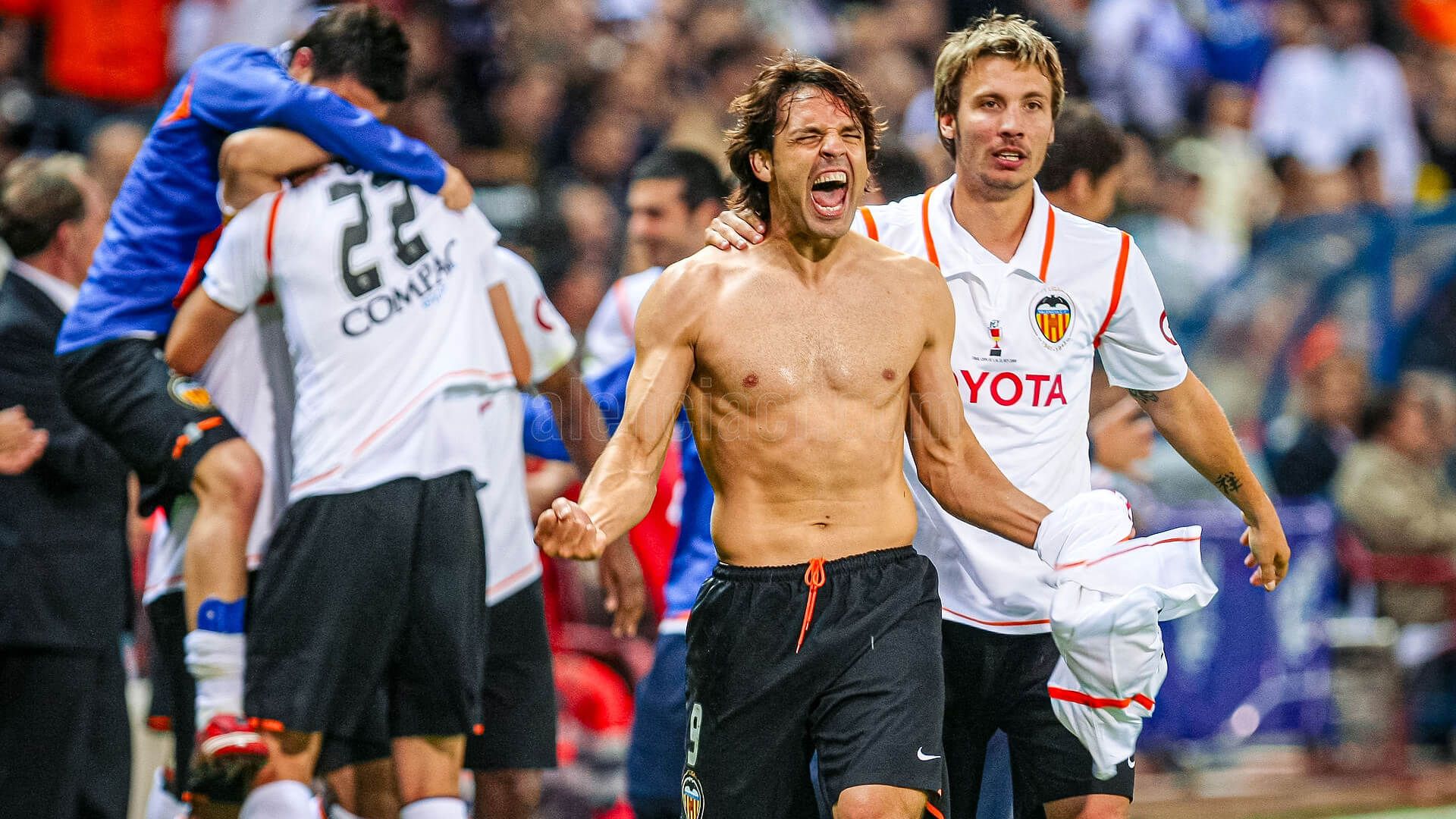  Morientes celebra la Copa del Rey con el Valencia