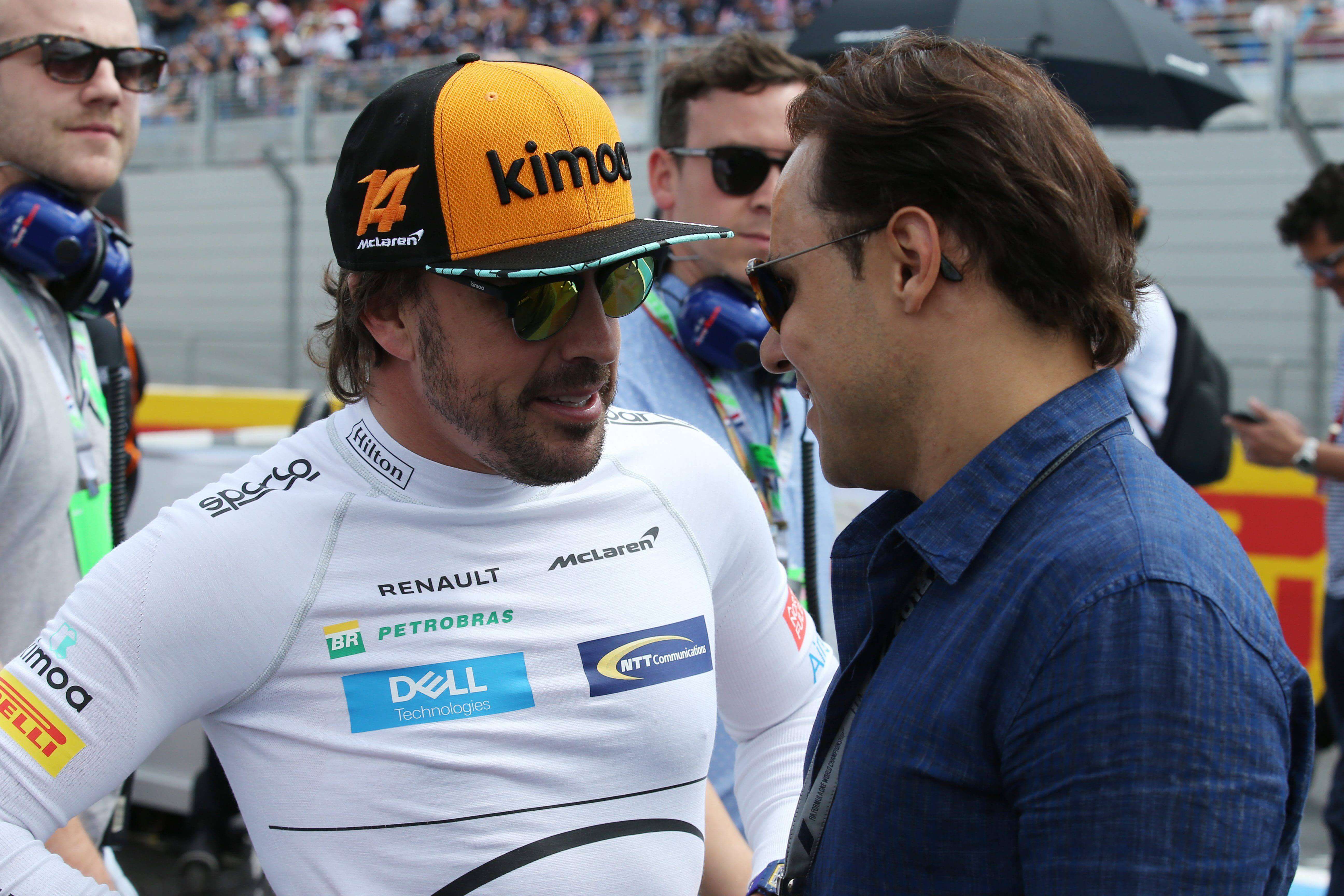  Fernando Alonso y Massa conversan