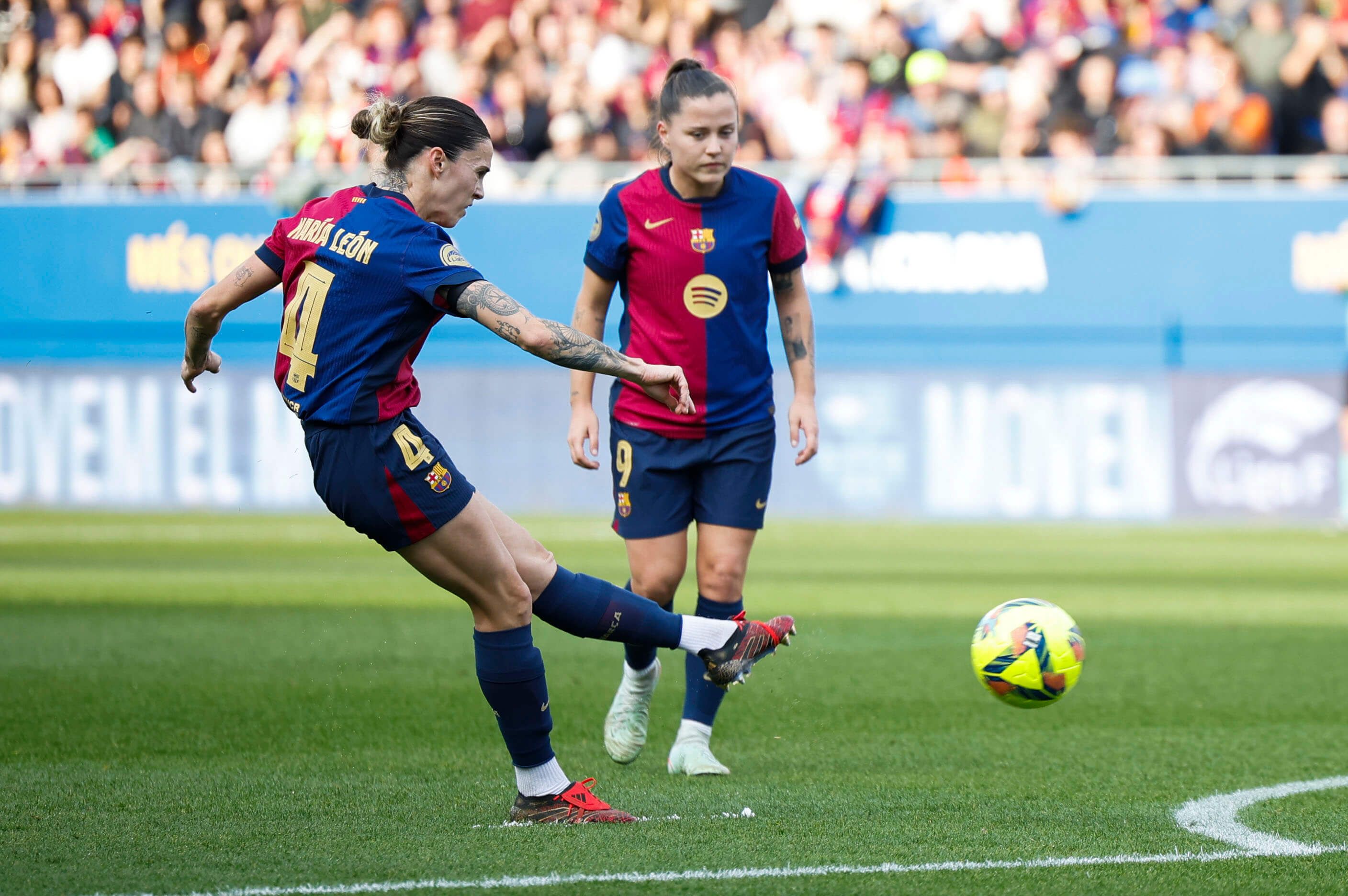  Mapi León lanzando una falta que acabaría en gol ante el Madrid CFF