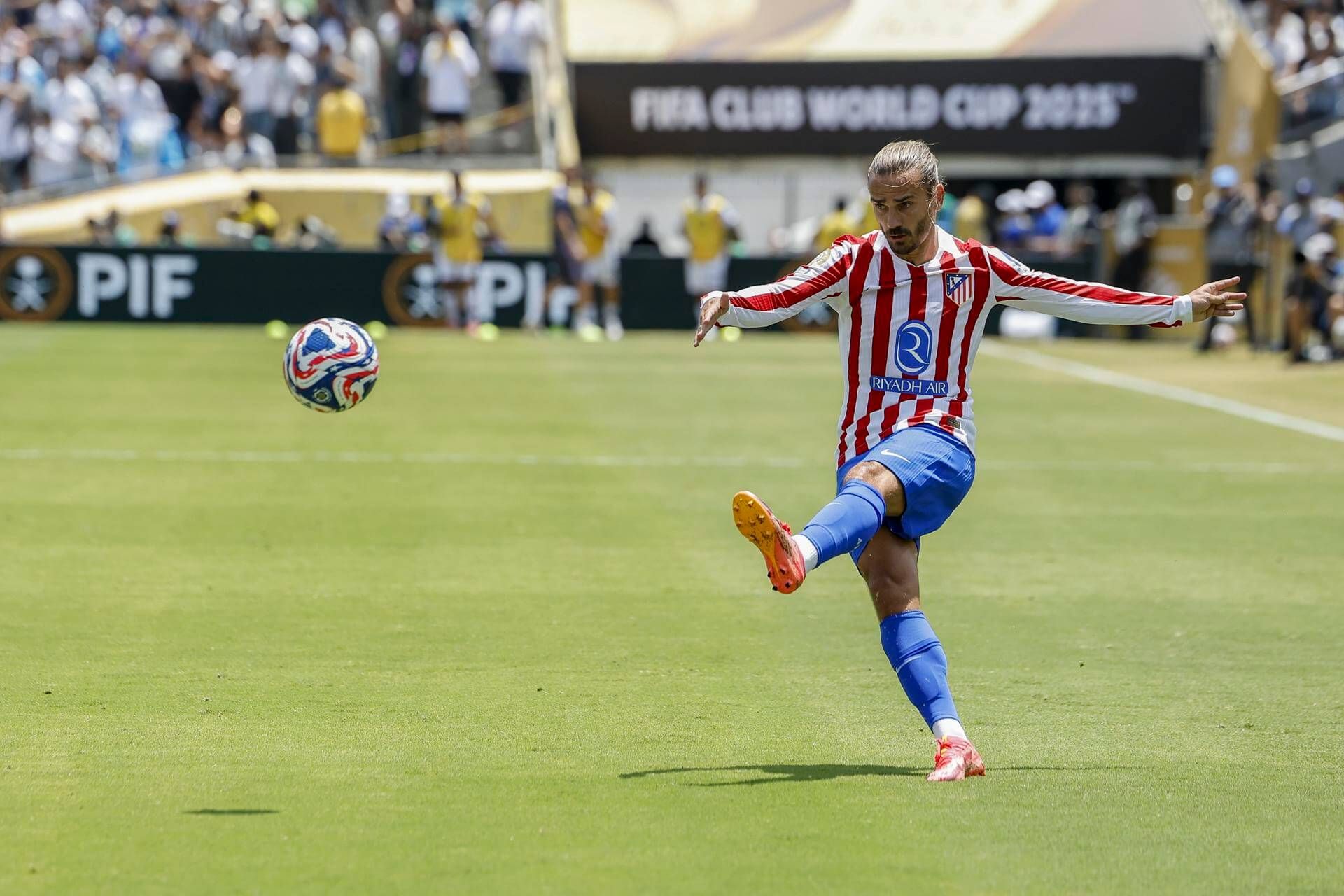 Griezmann centrando ante el Botafogo (EFE)