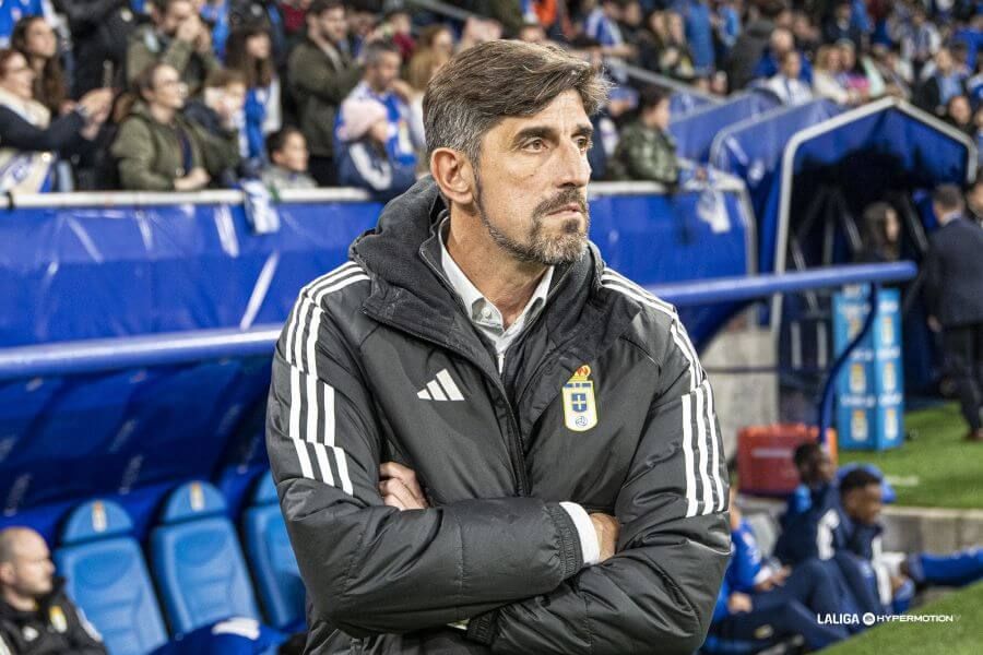 Veljko Paunovic en el Carlos Tartiere ante el Racing de Ferrol.