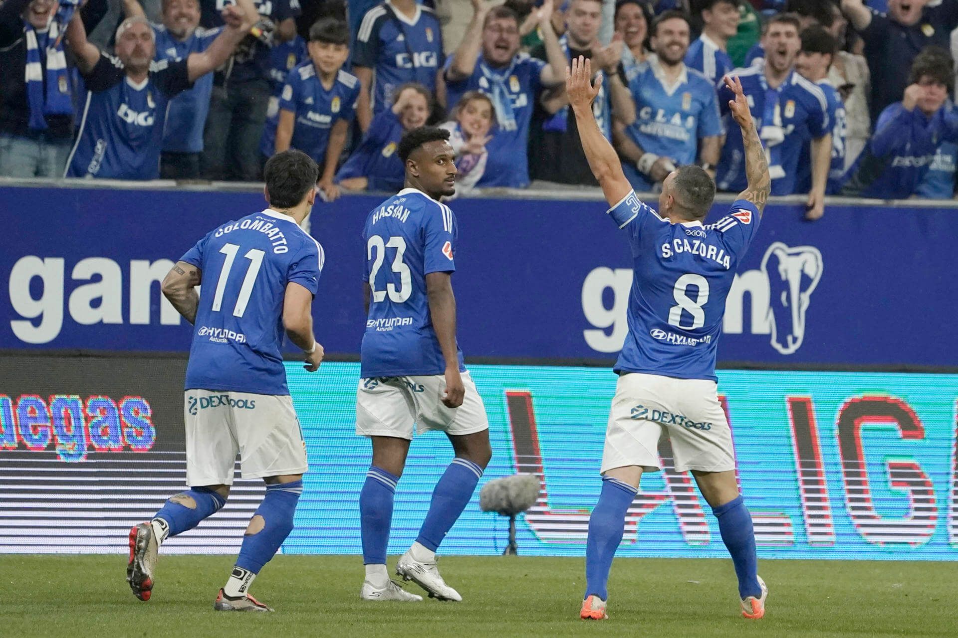 Santi Cazorla celebra su gol en el Real Oviedo-Almería (FOTO: EFE).