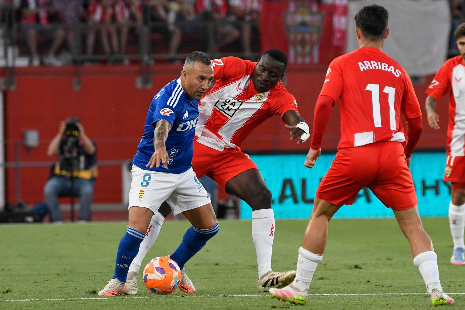 Santi Cazorla y Lopy pelea un balón en el Almería-Real Oviedo (FOTO: EFE).