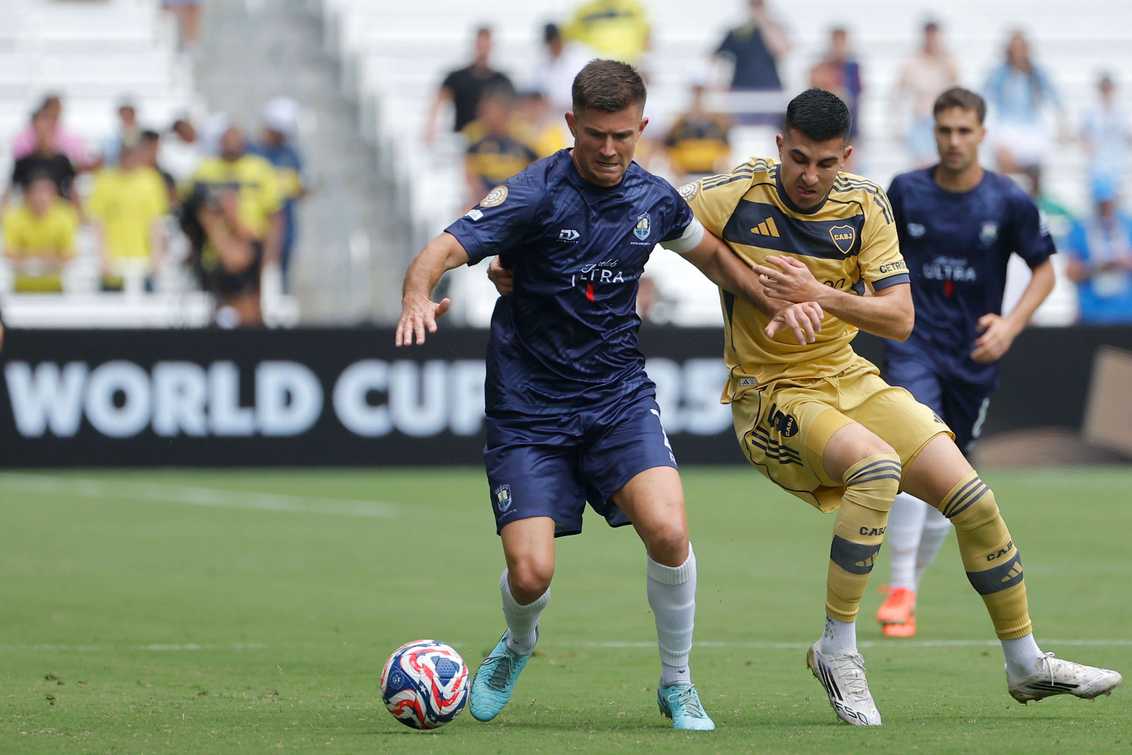 Myer Bevan y Rodrigo Battaglia en el Auickland City - Boca Juniors
