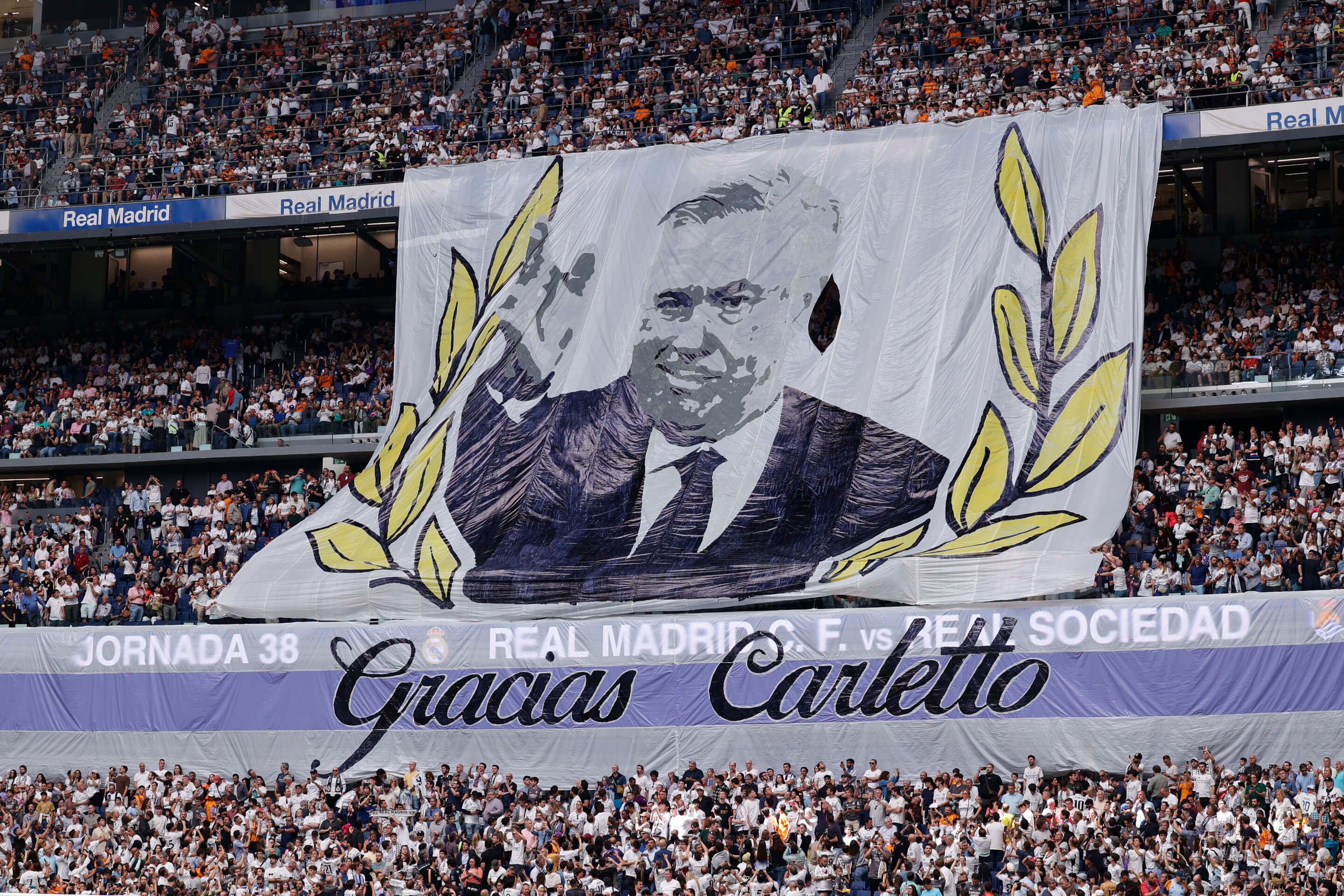 La pancarta de homenaje a Ancelotti (EFE)