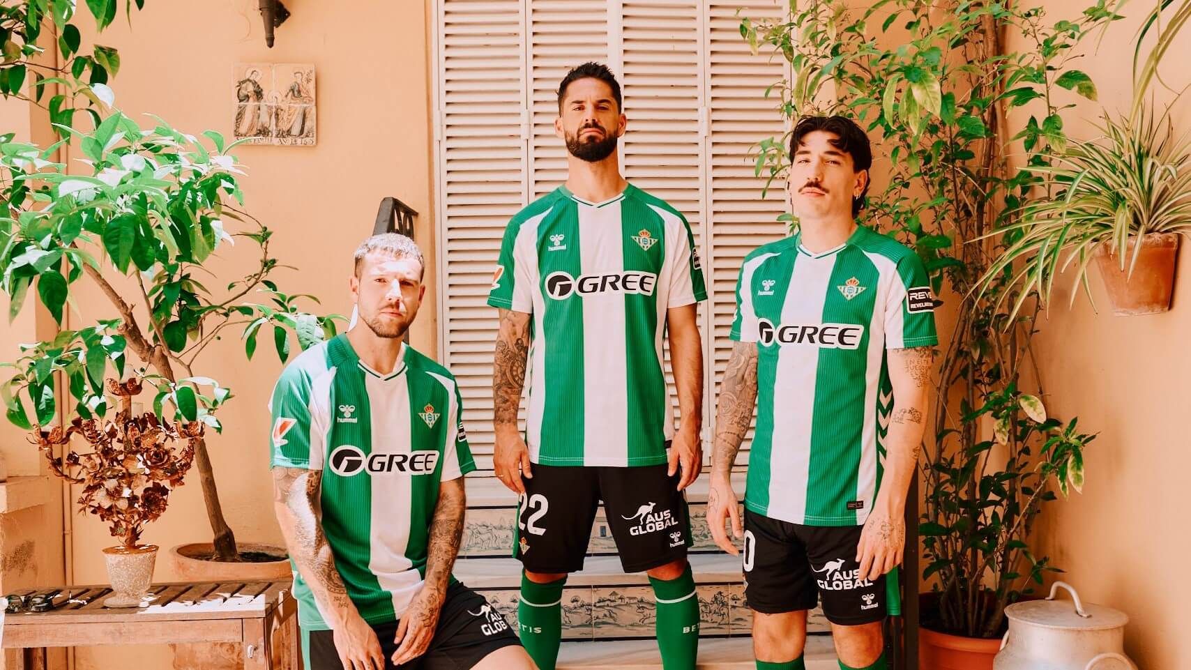  Aitor Ruibal, Isco y Bellerín, con la nueva equipación del Betis.