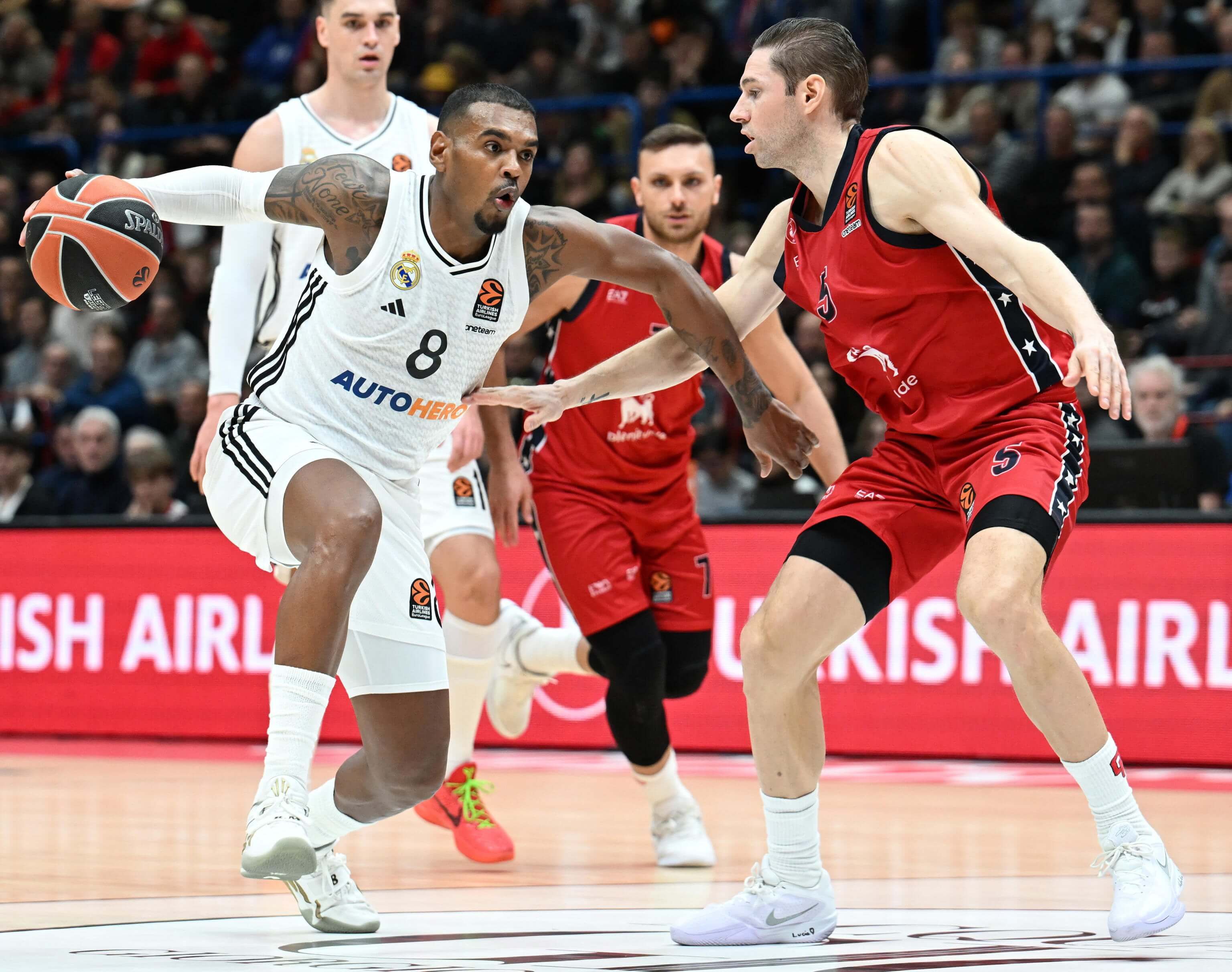 Rathan-Mayes, en el partido en Milan