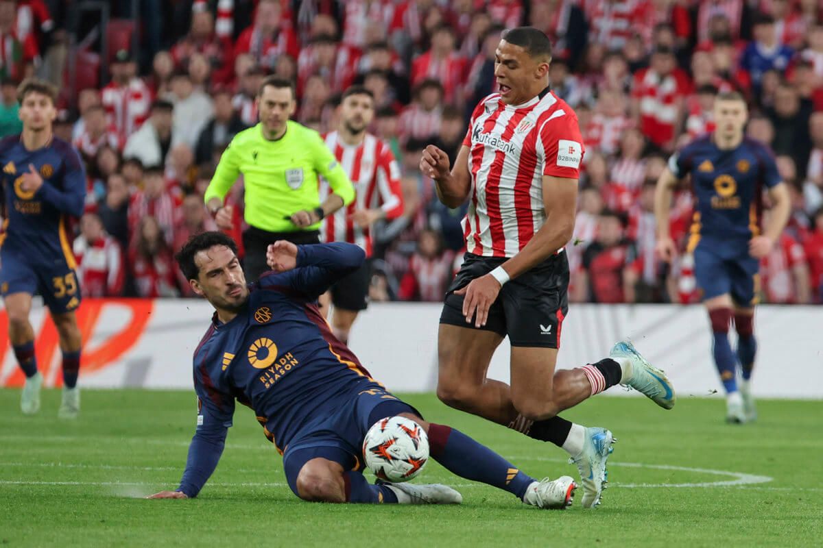  Maroan Sannadi provocaba la expulsión de Mats Hummels en el Athletic Club - AS Roma.