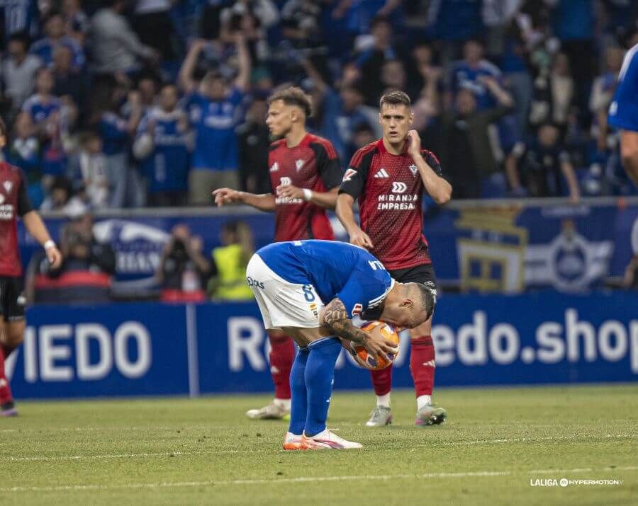 Santi Cazorla besa el balón antes de su lanzamiento de penalti.
