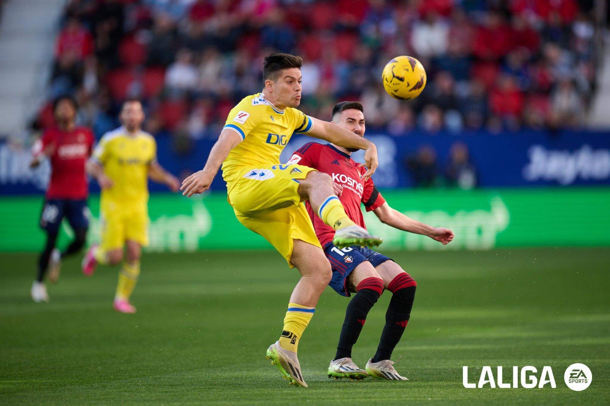  Meré despeja un balón en el Osasuna - Cádiz de la pasada temporada.