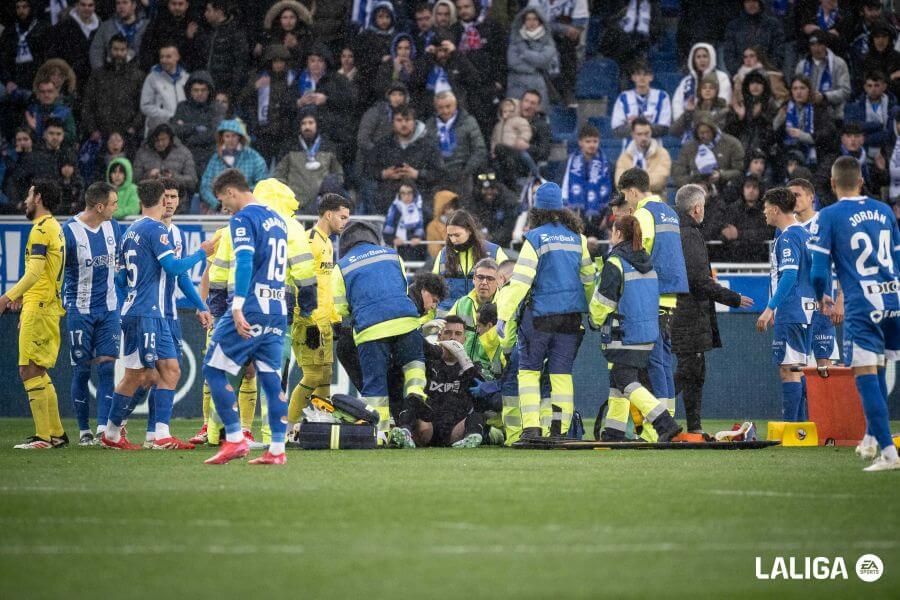  Sivera, atendido por los servicios médicos en el Alavés-Villarreal (FOTO: LALIGA).
