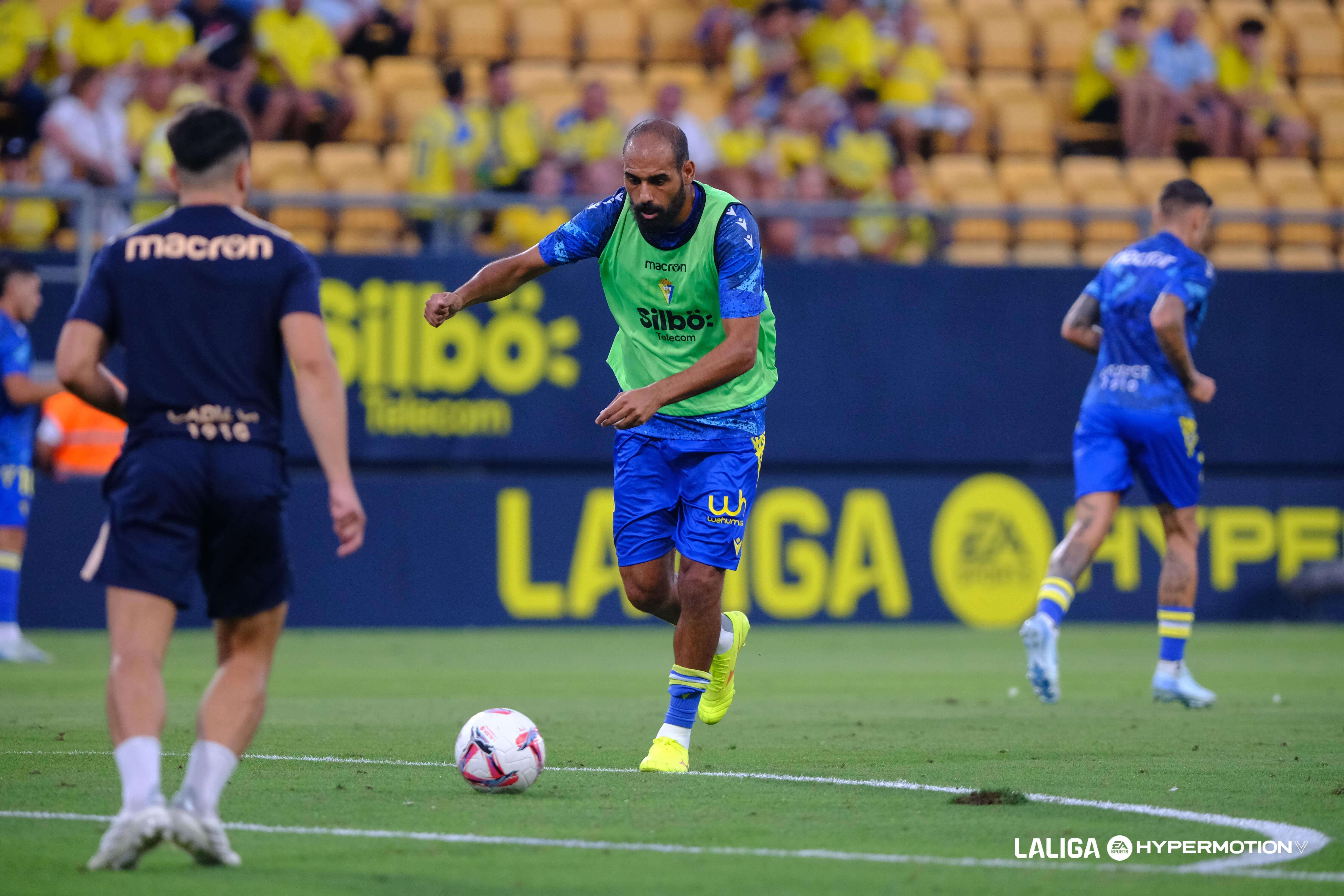 Fali calienta en un partido del Cádiz CF (Foto: LALIGA).