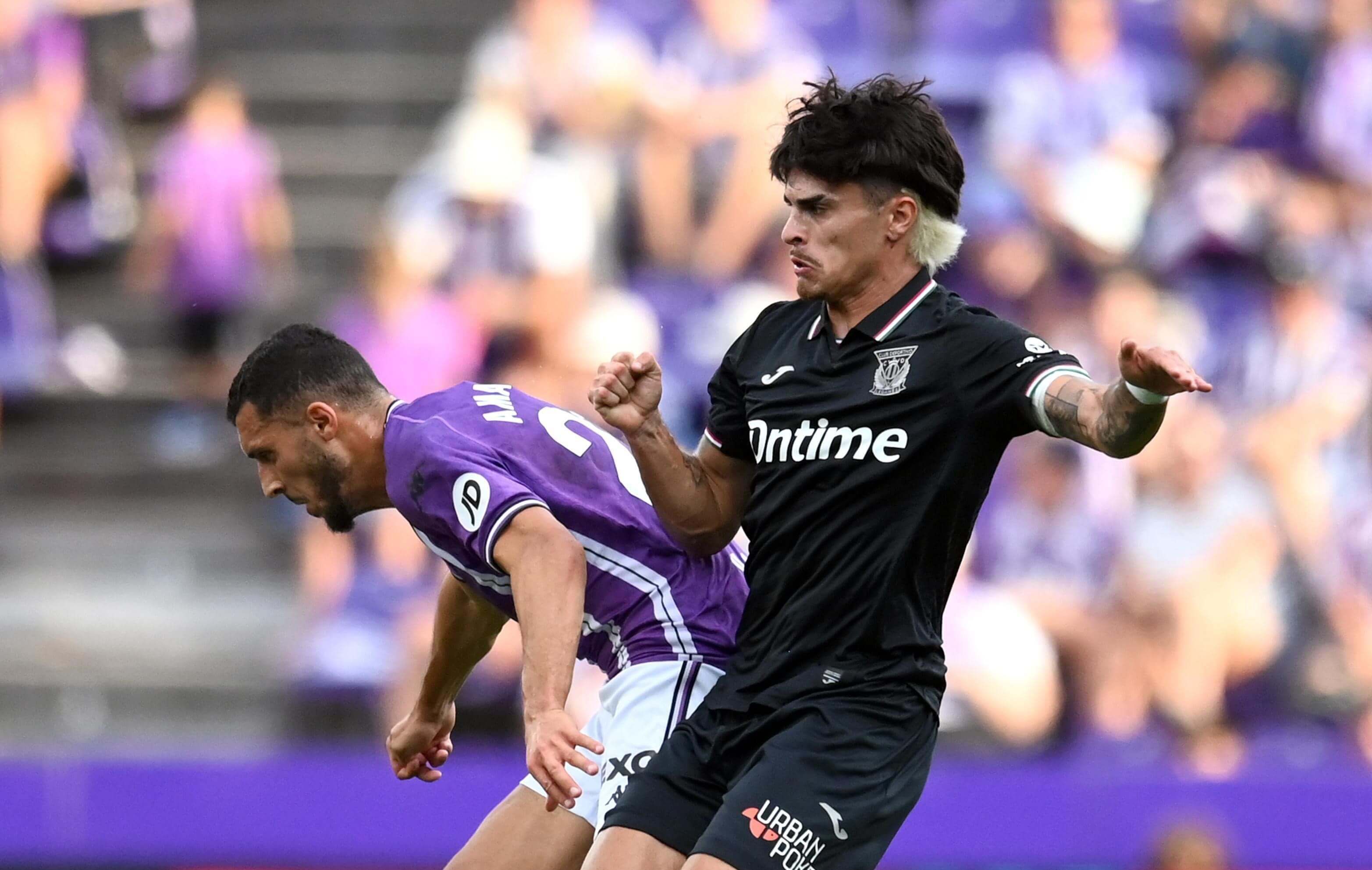 Selim Amallah pugna con Rosier.