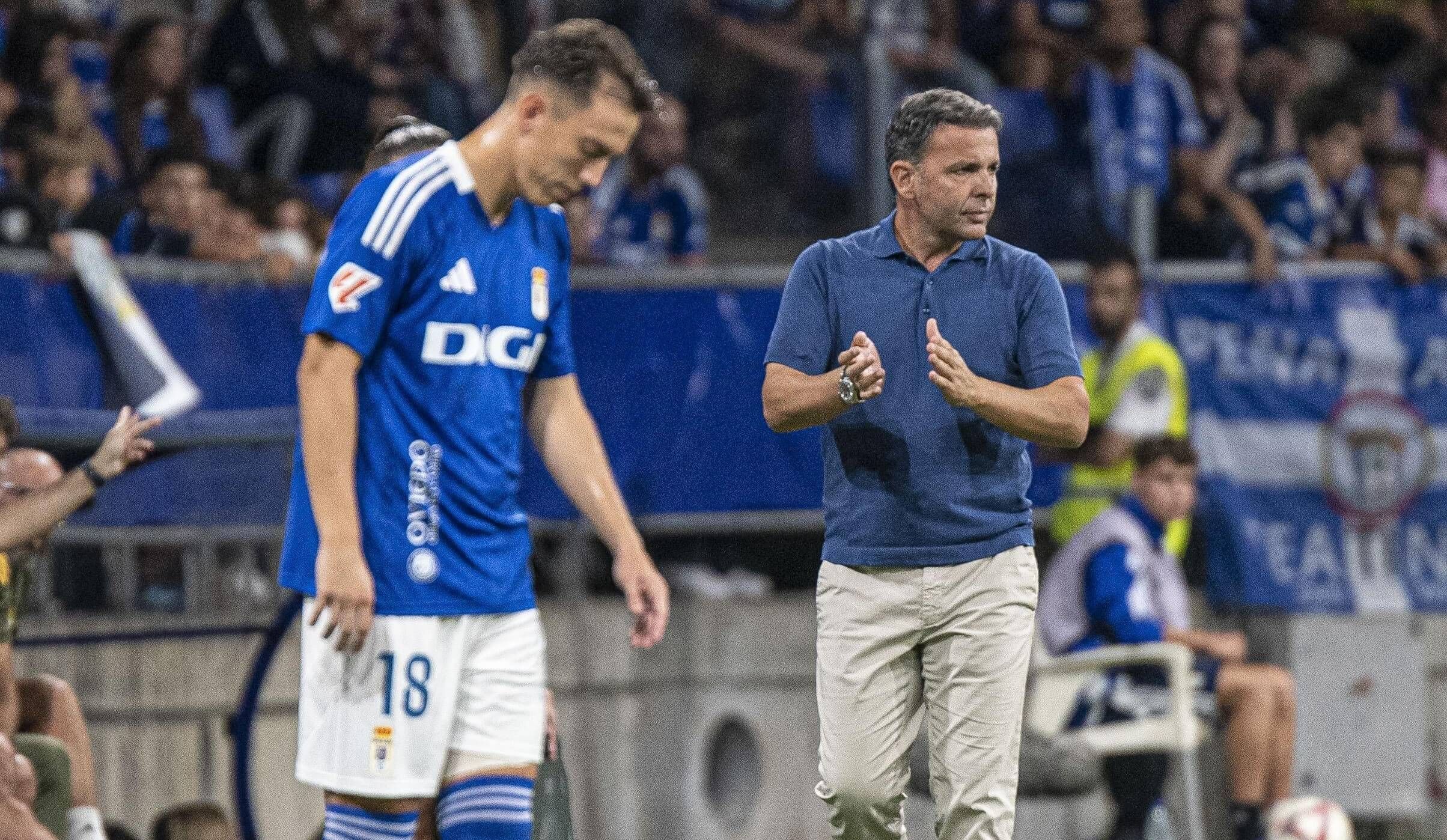 Javier Calleja, con el Real Oviedo durante un partido esta temporada.