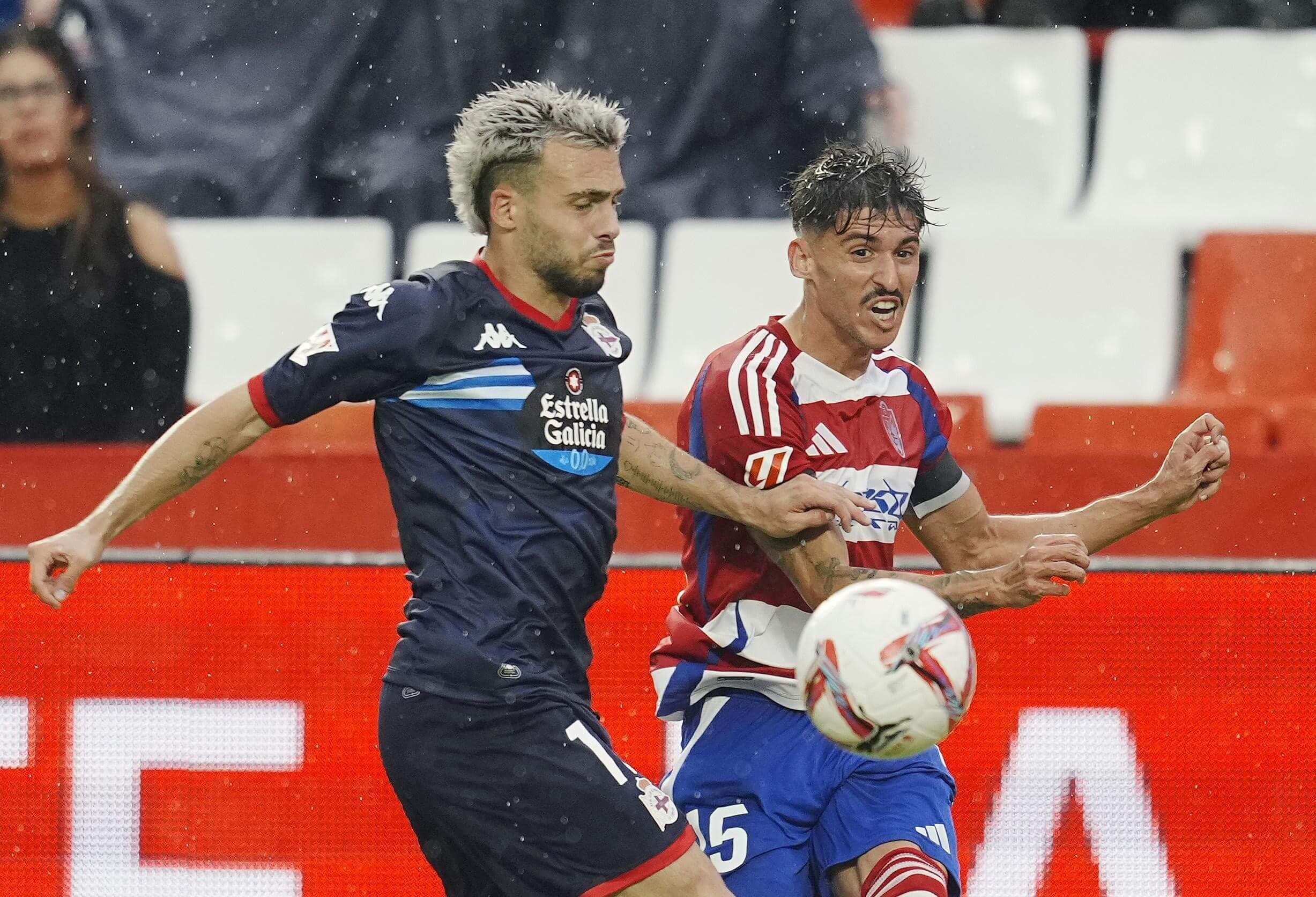 David Mella, ante Carlos Neva en el Granada - Dépor.