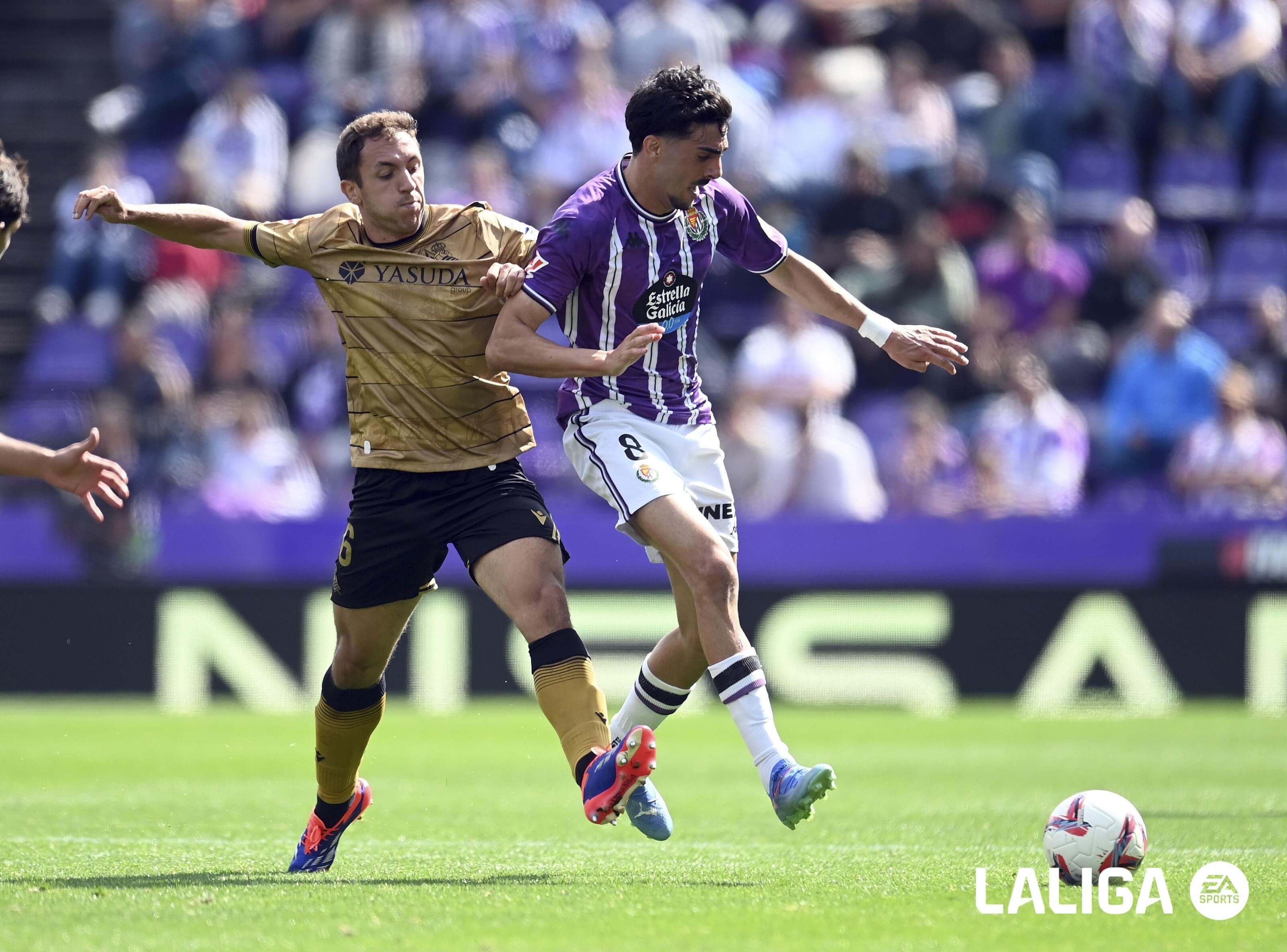 Jon Ander Olasagasti persigue a Monchu en el Valladolid - Real Sociedad.