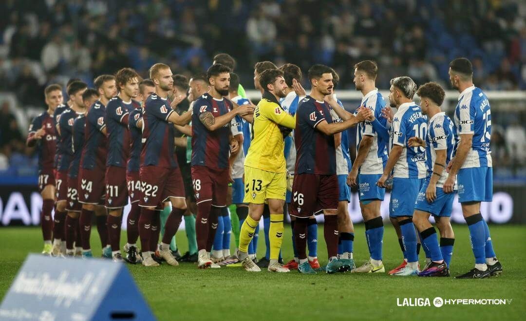 Saludo entre jugadores de Deportivo y Eibar en la primera vuelta.