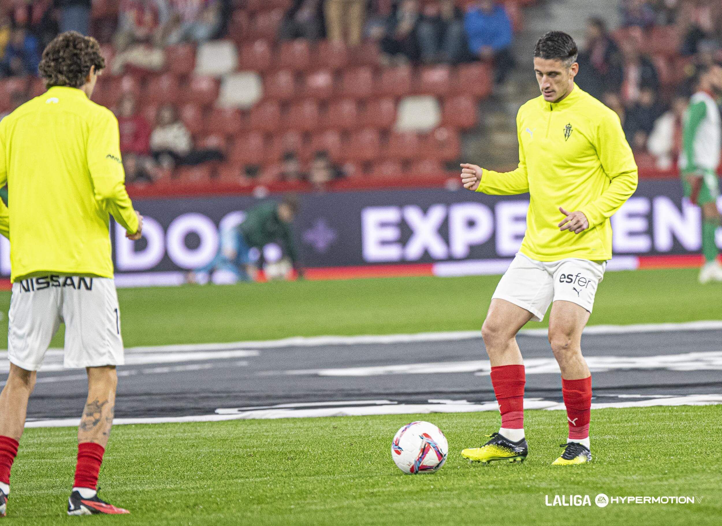 Lander Olaetxea calienta con el Sporting (Foto: LALIGA).