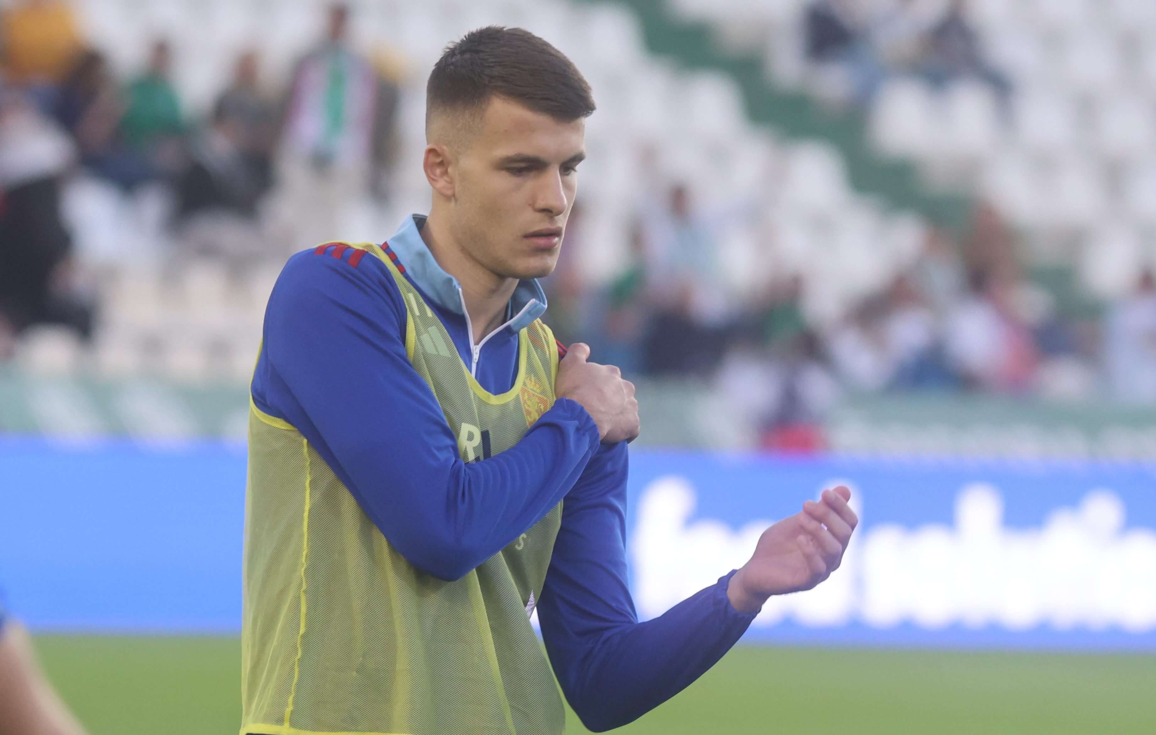  Samed Bazdar calienta con el Real Zaragoza.