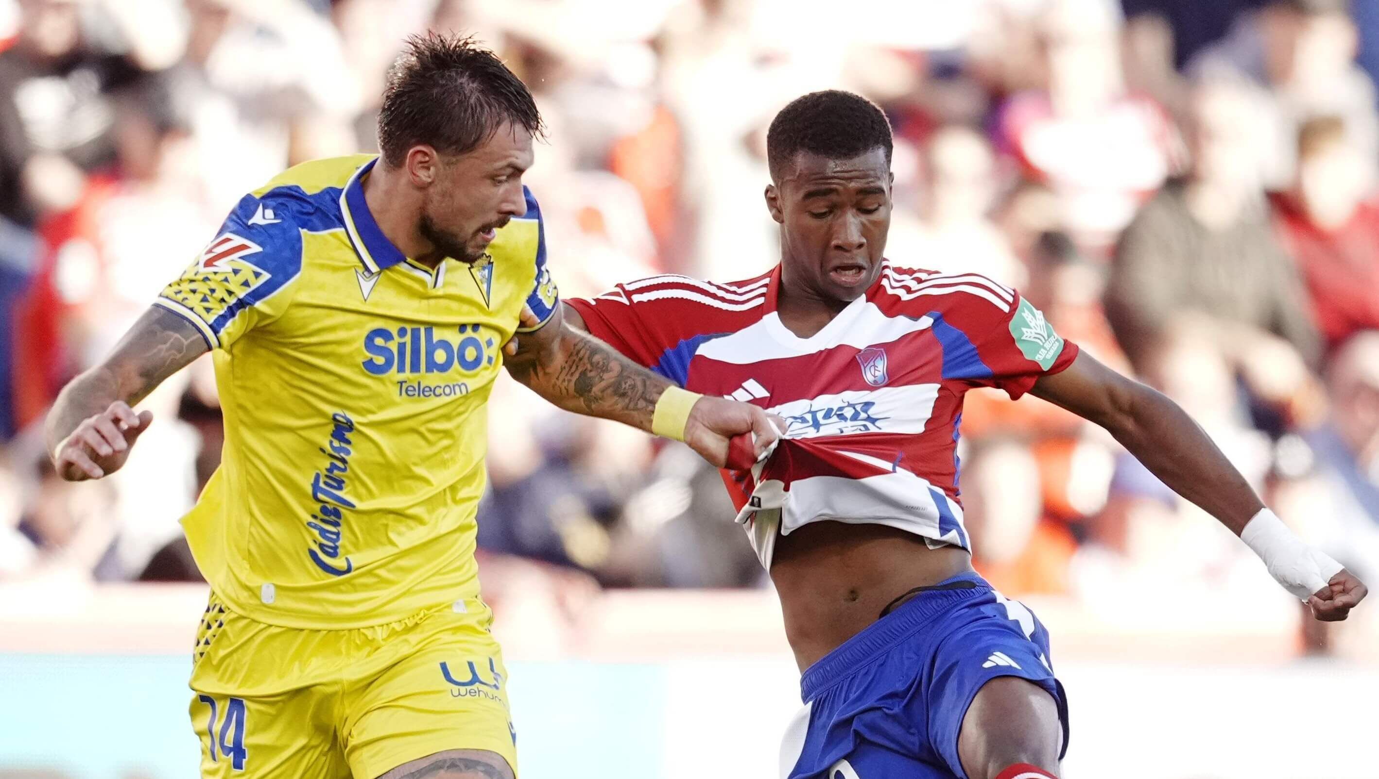 Bojan Kovacevic defiende a Siren Diao en el Granada - Cádiz.