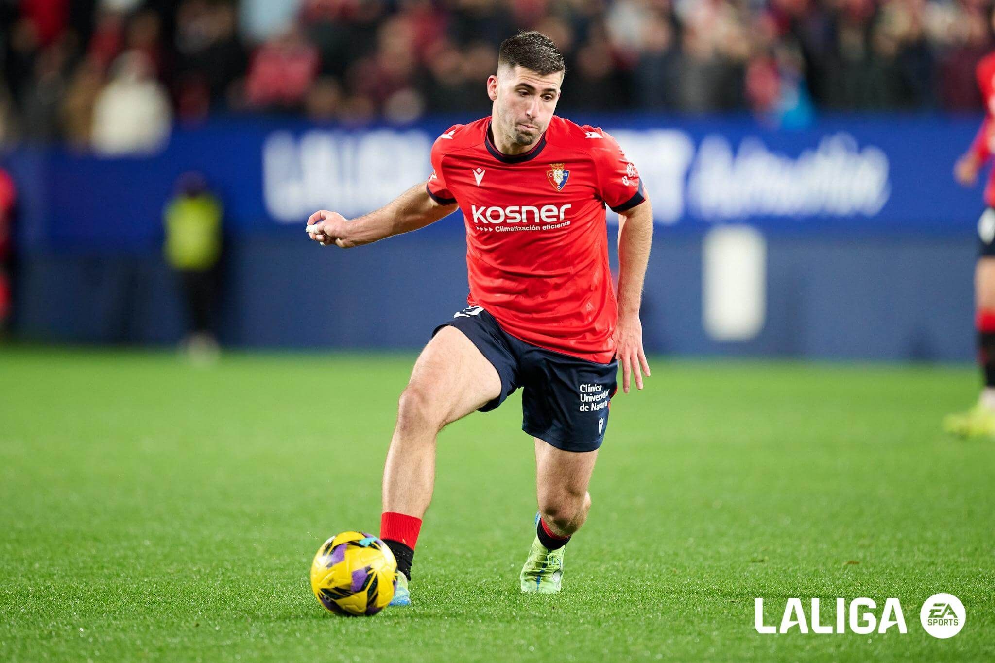 Jesús Areso, en acción con el CA Osasuna.