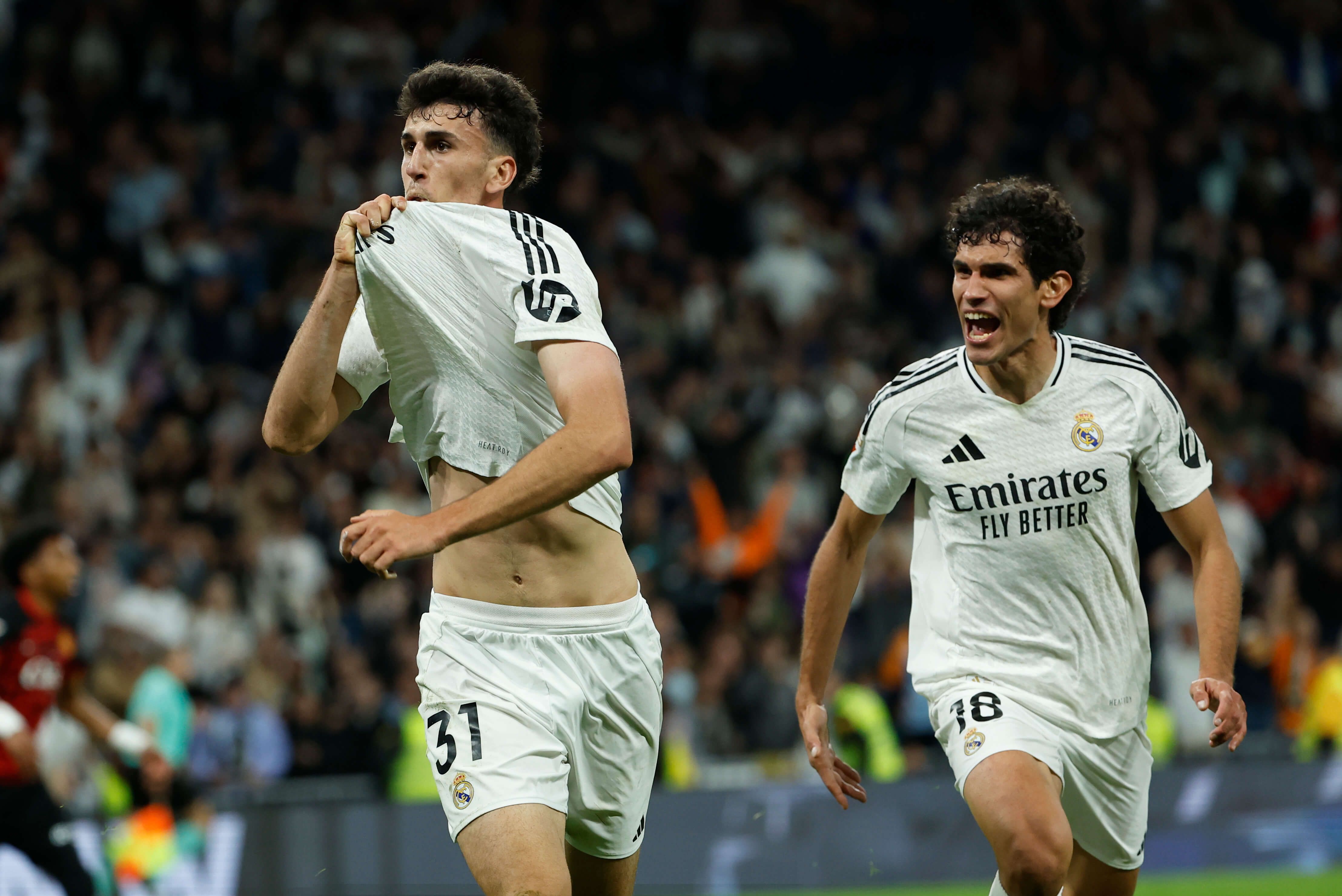 Jacobo Ramón besando el escudo del Real Madrid