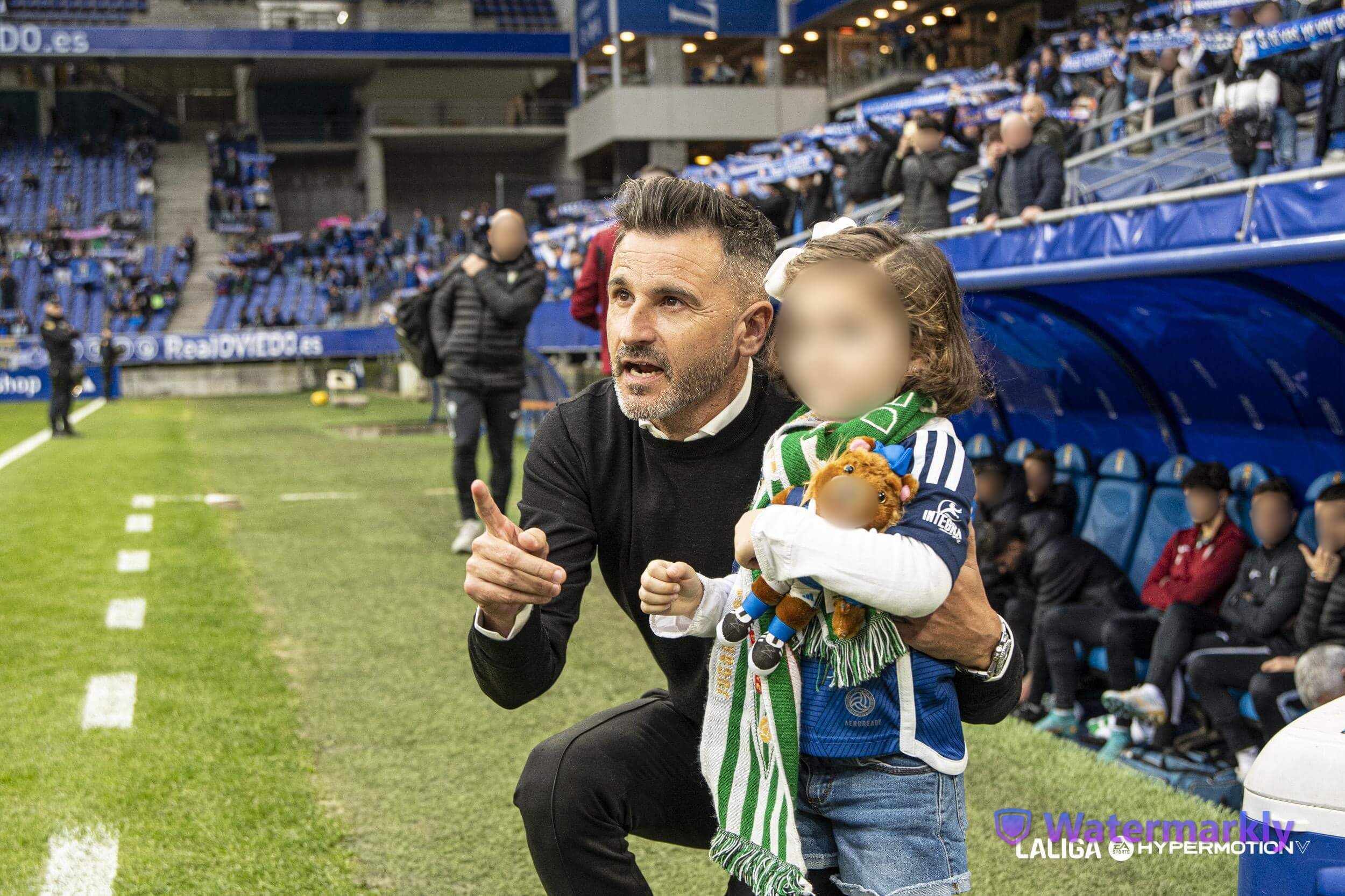 Iván Ania, con su hija momentos antes del Real Oviedo - Córdoba.