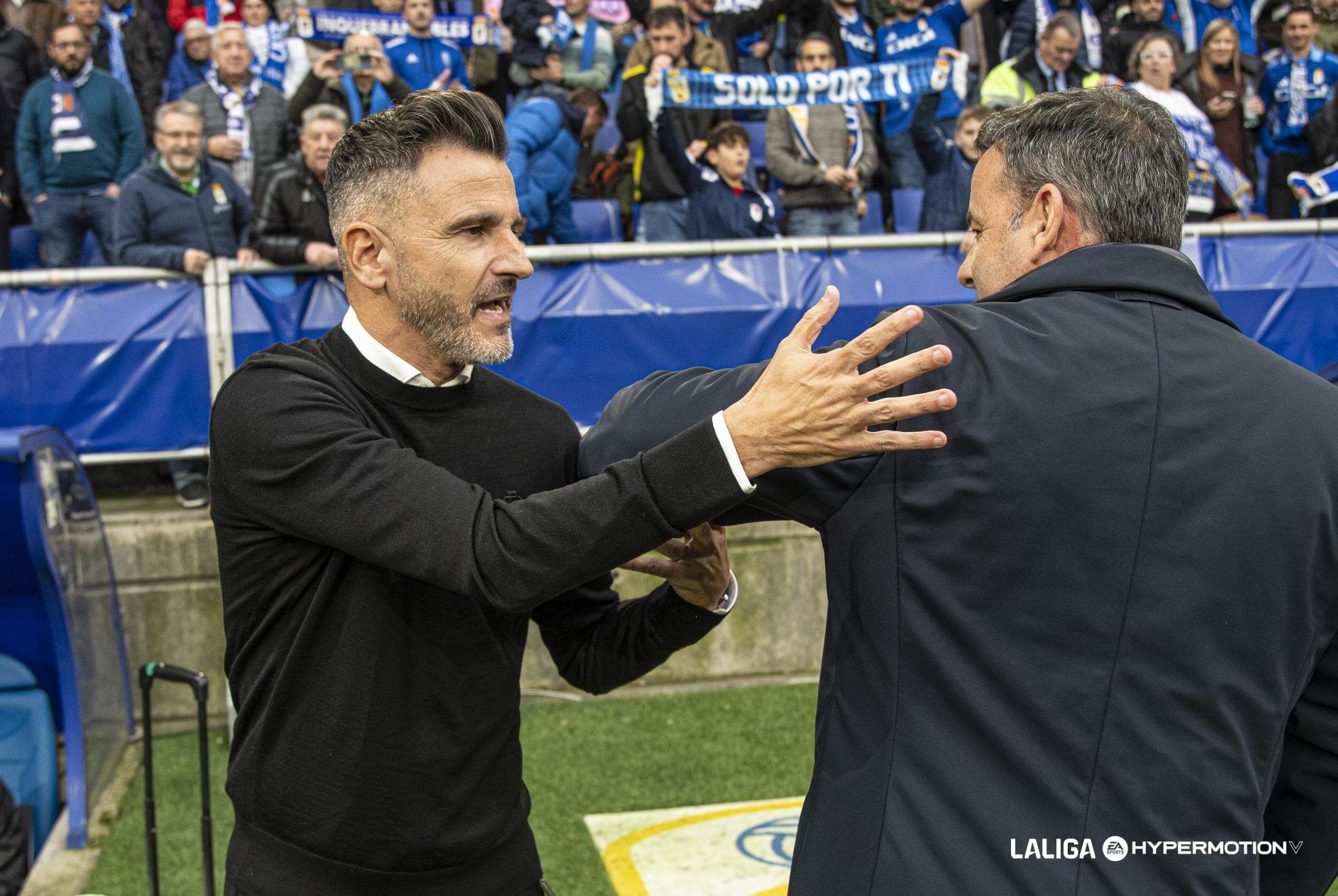  Iván Ania saluda a Javi Calleja antes del Real Oviedo - Córdoba.