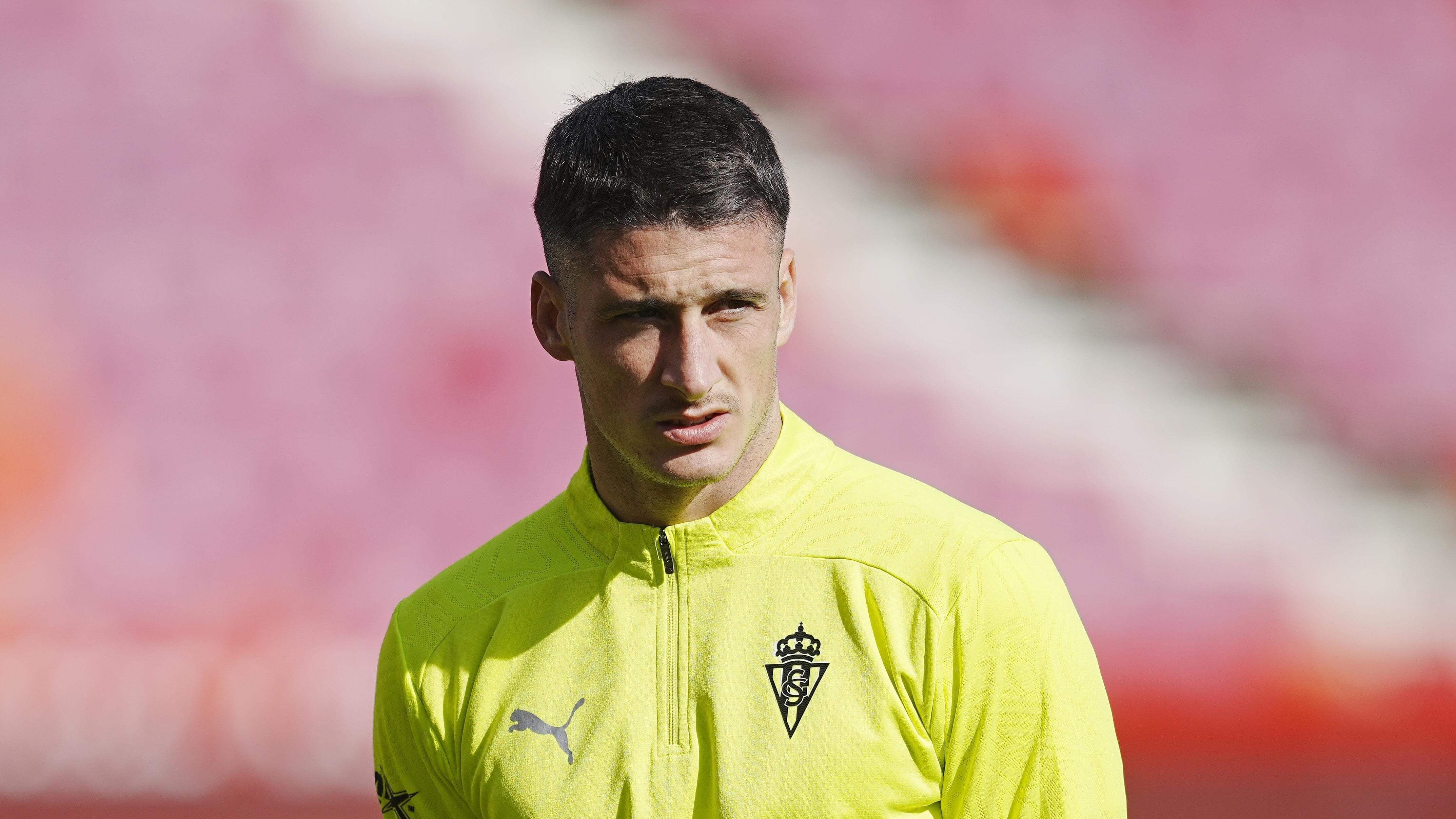  Lander Olaetxea calienta con el Sporting.