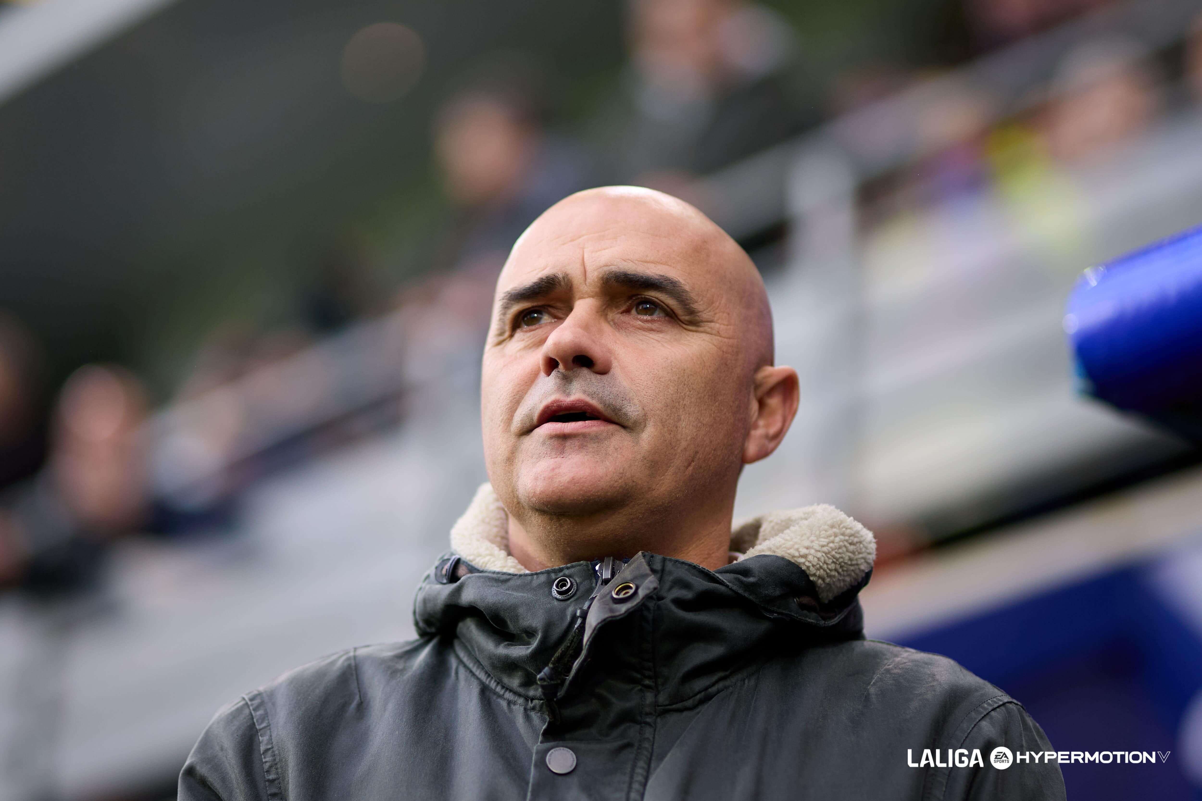  Óscar Gilsanz en el banquillo de Ipurua.