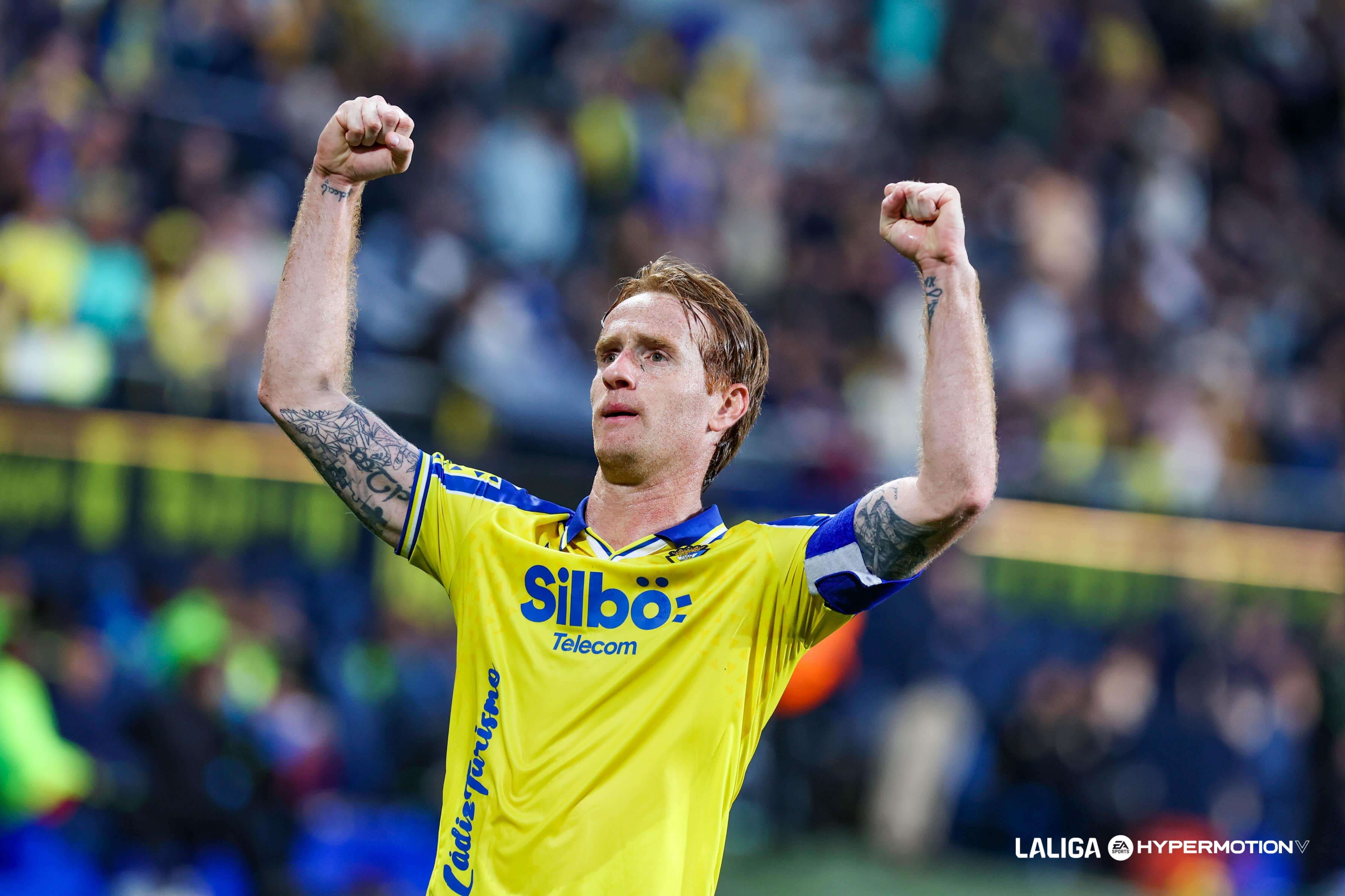 Álex Fernández celebra un gol con el Cádiz.