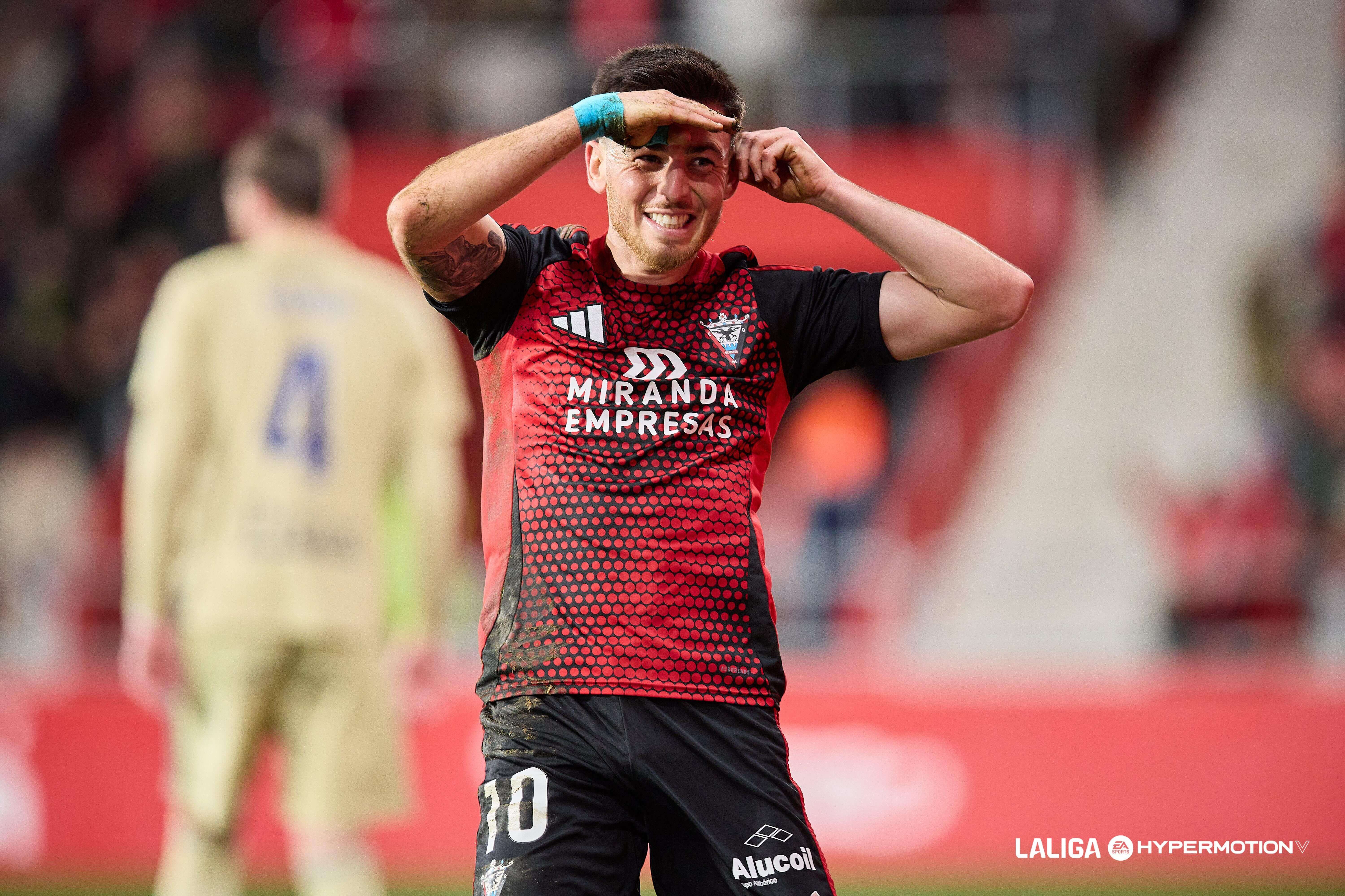  Alberto Reina celebra su gol en el Mirandés - Racing Ferrol.