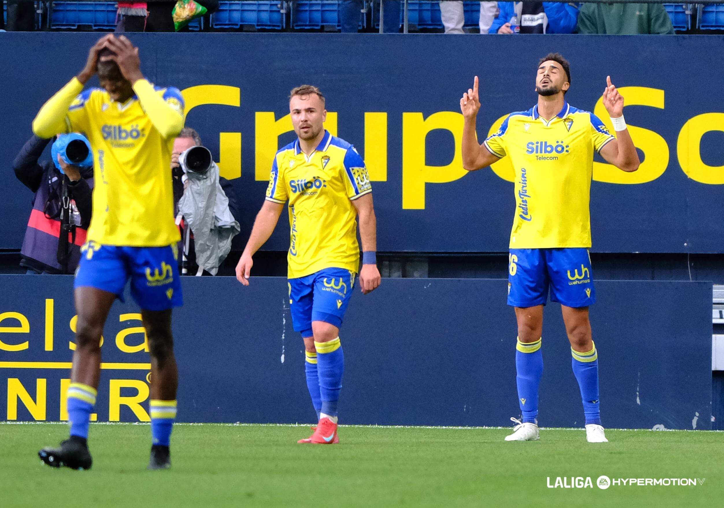  Javi Ontiveros y Chris Ramos, celebrando su gol en el Cádiz - Granada.