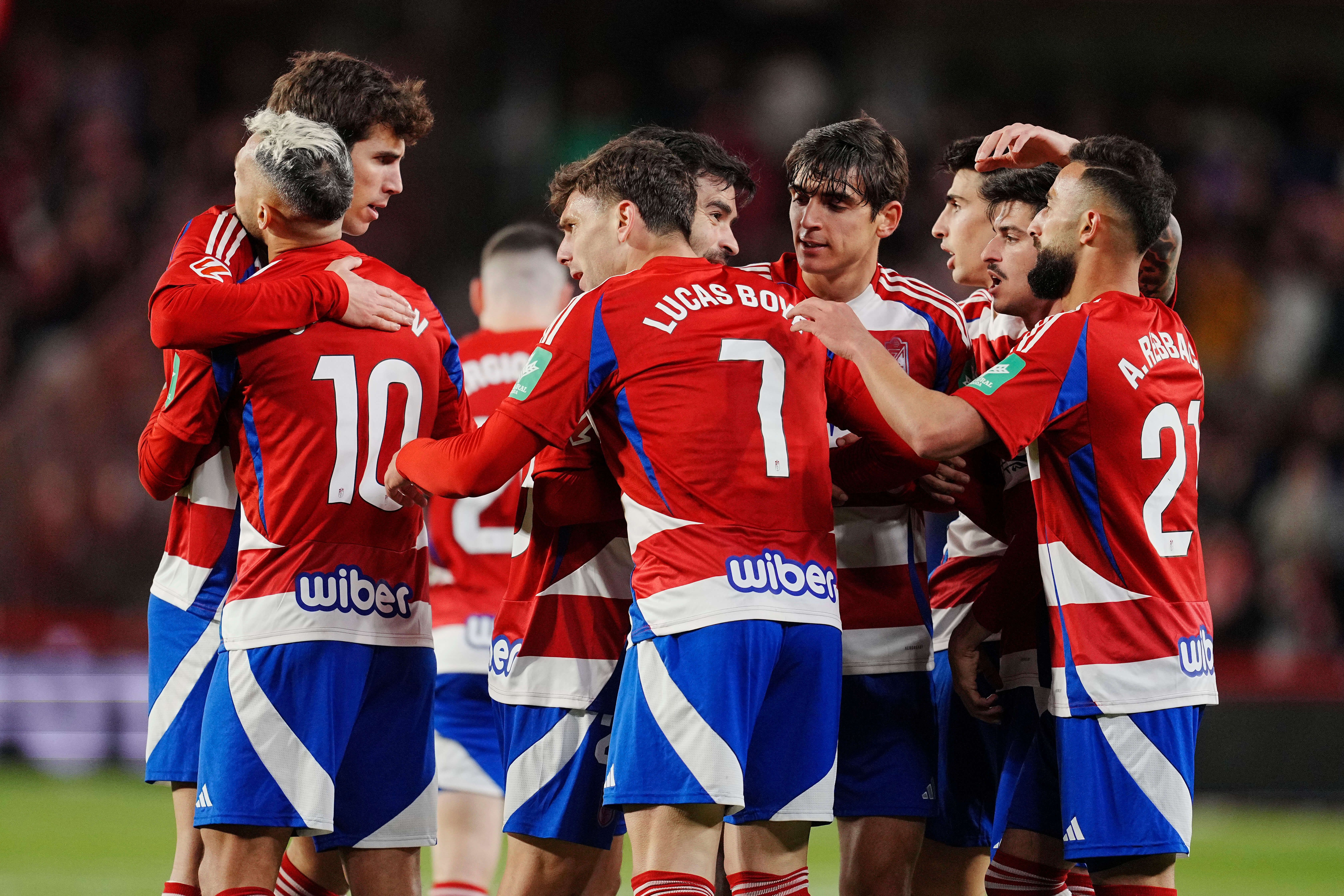  Los jugadores del Granada celebran un gol ante el Real Oviedo.