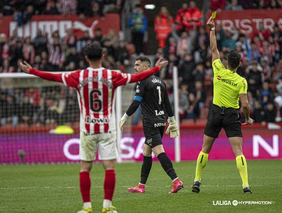 Muresan Muresan muestra la cartulina amarilla a Rubén Yáñez (FOTO: LALIGA).